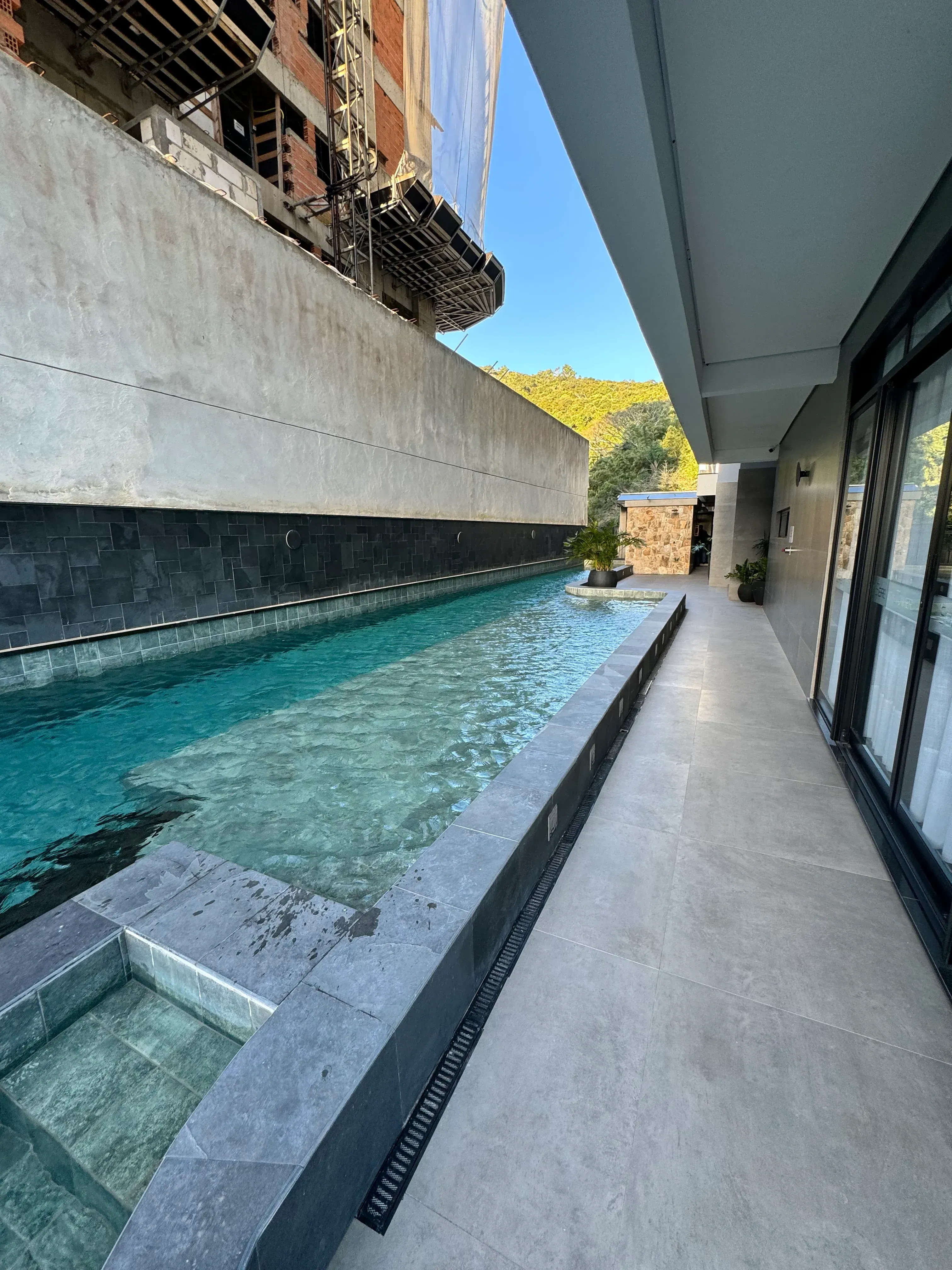 Apartamento com 1 suíte e 1 demi, 2 vagas de garagem no Bairro Fazenda em Itajaí