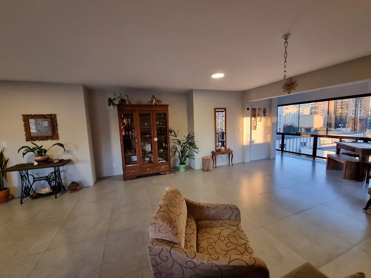 Apartamento com 4 dormitórios sendo 1 suíte e 1 vaga no Centro de Itajaí