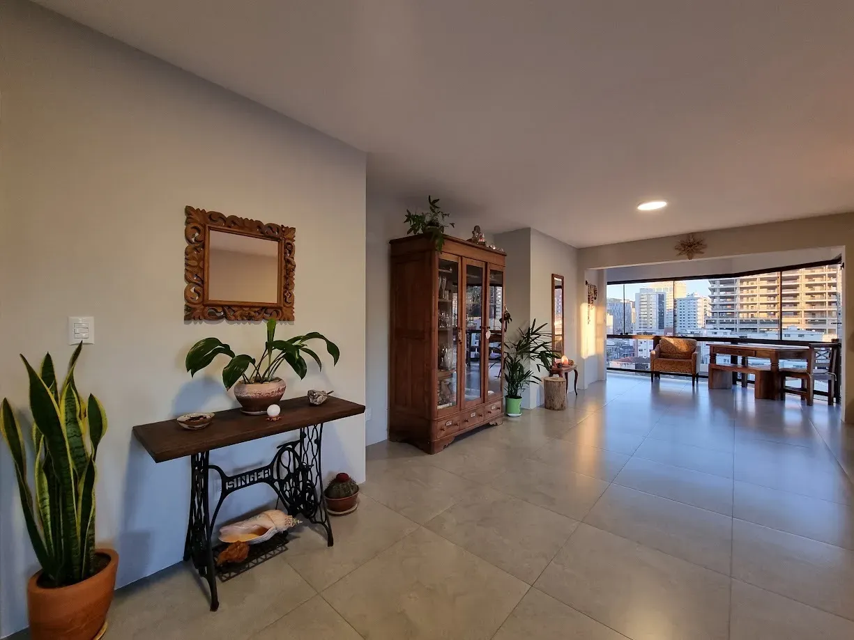 Apartamento com 4 dormitórios sendo 1 suíte e 1 vaga no Centro de Itajaí