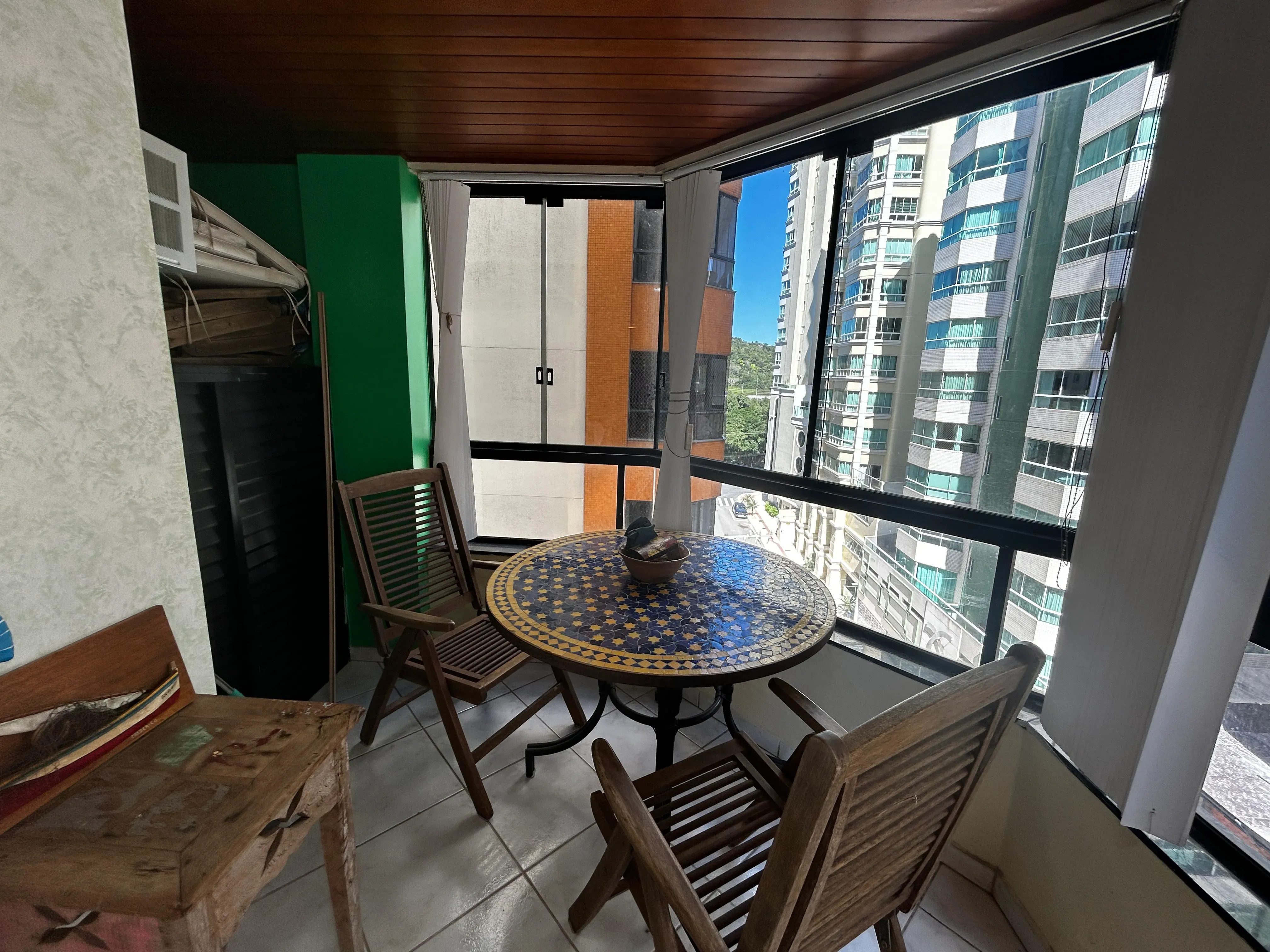 Apartamento com 190m², 3 dormitórios, 1 suíte, 2 vagas, no bairro Centro em Balneário Camboriú para Comprar