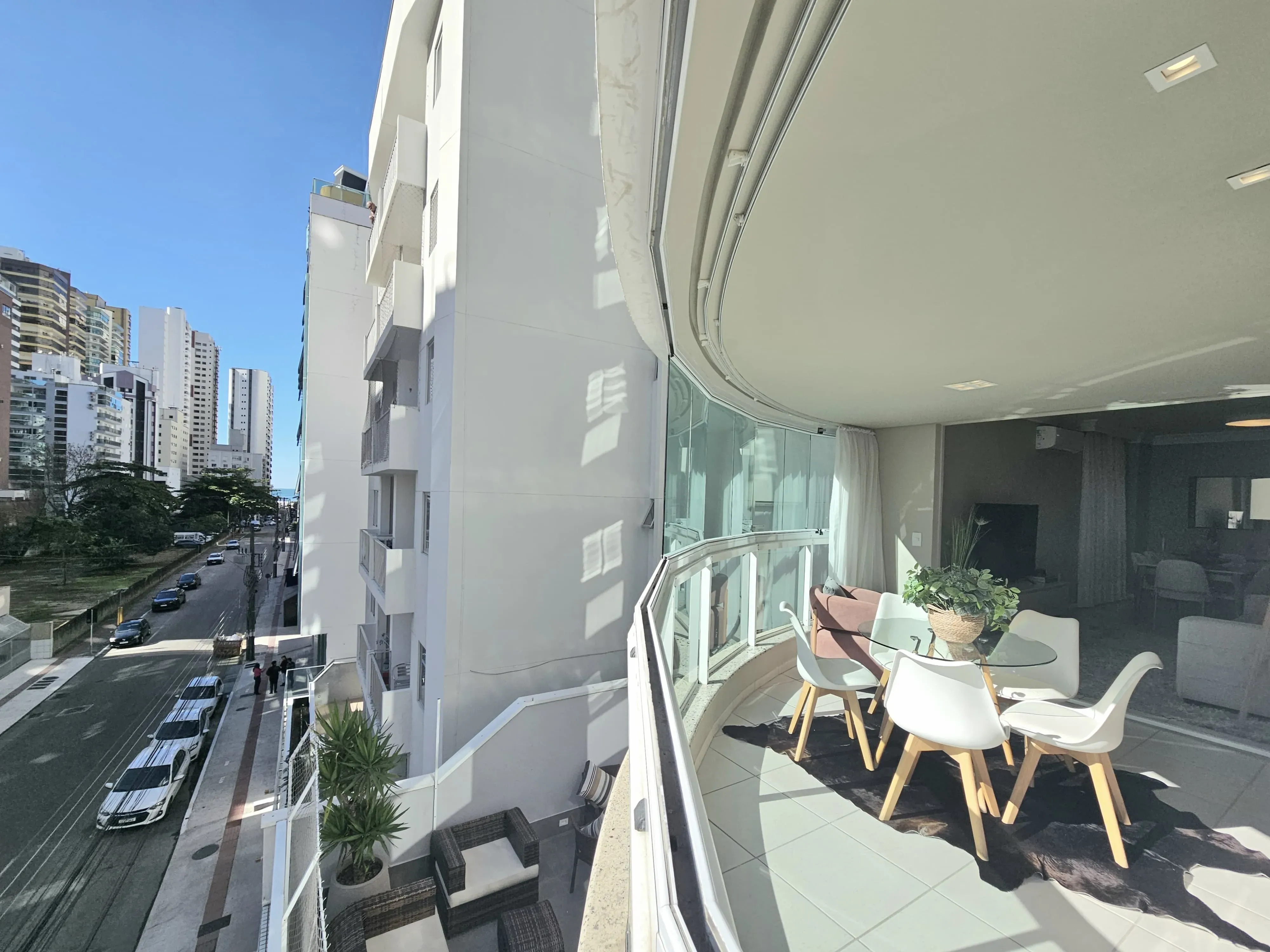 Apartamento, 2 dormitórios, 2 suítes, 2 vagas, no bairro Centro em Balneário Camboriú para Comprar