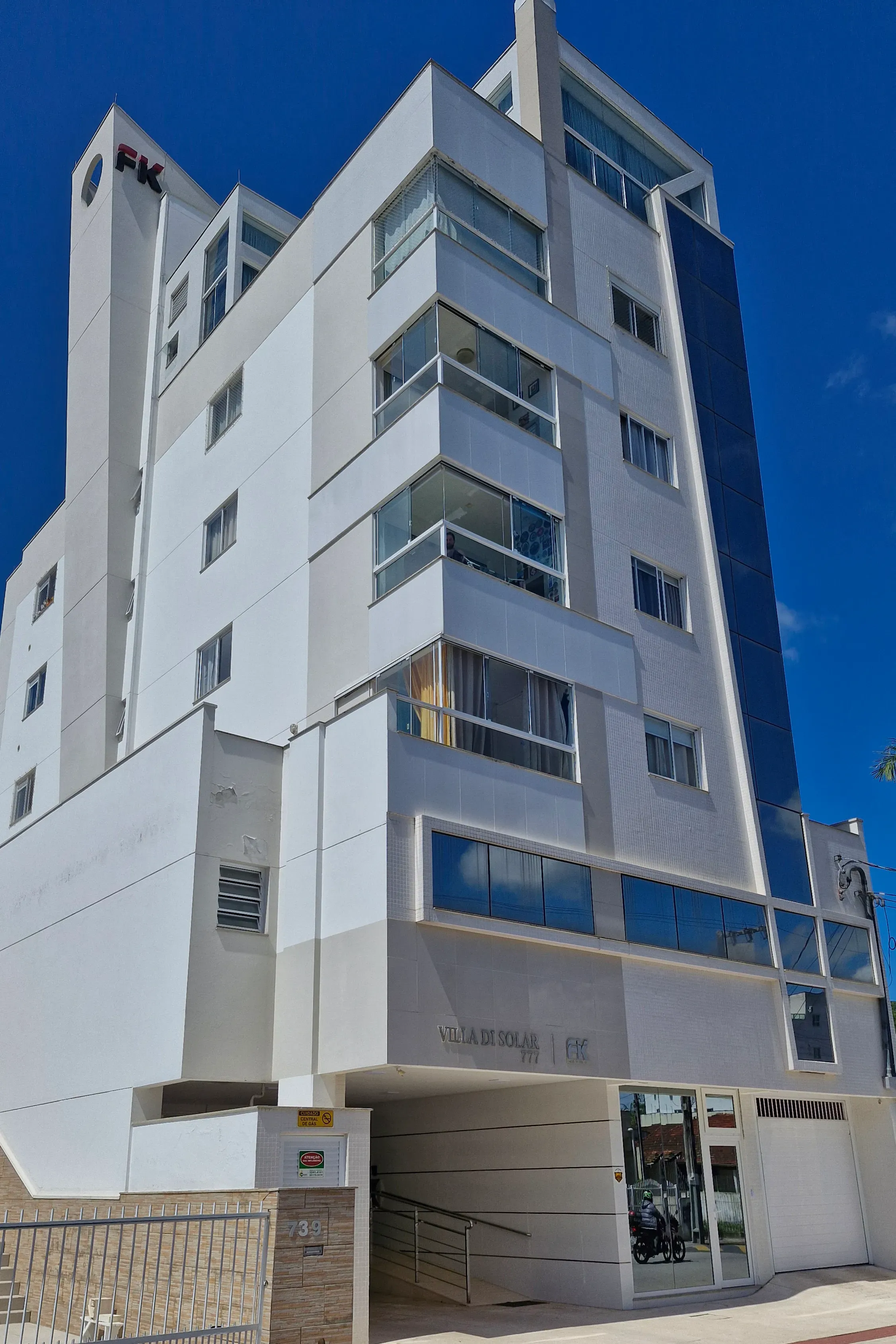 Apartamento, 2 dormitórios, 1 suíte, 2 vagas, no bairro Vila Real em Balneário Camboriú para Comprar