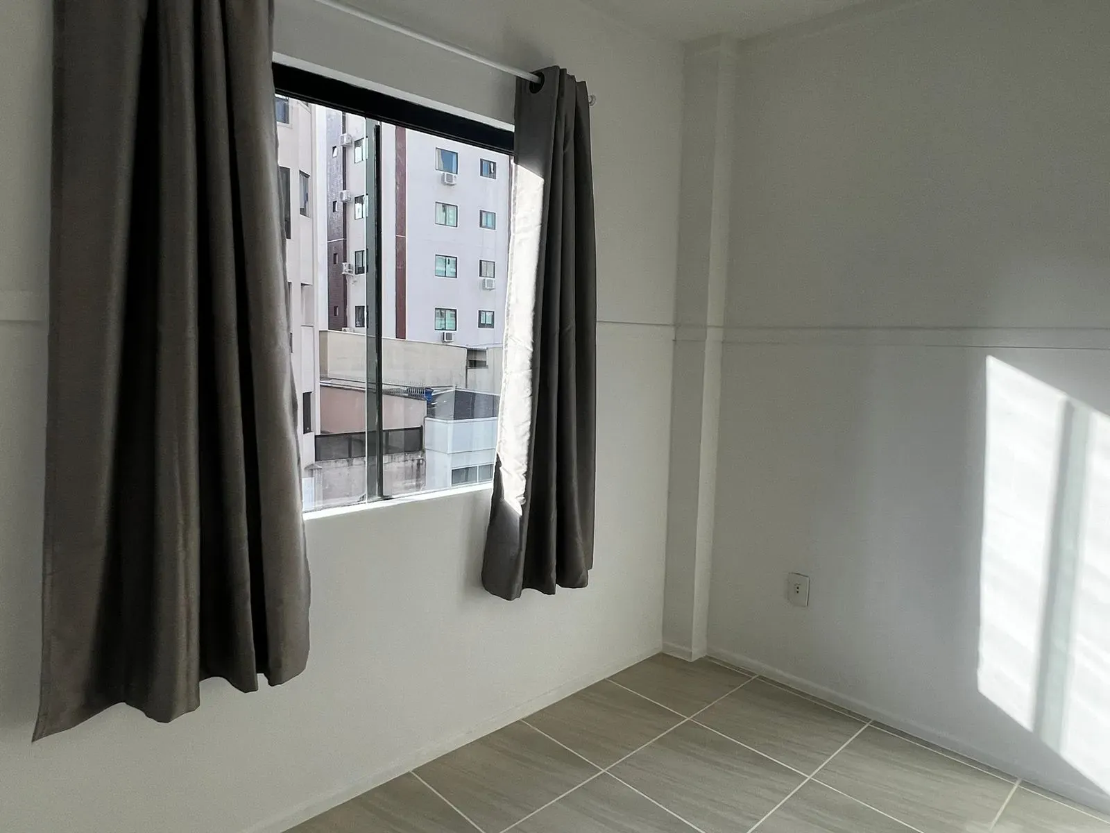 Apartamento, 2 dormitórios, 1 suíte, 1 vaga, no bairro Centro em Balneário Camboriú para Comprar