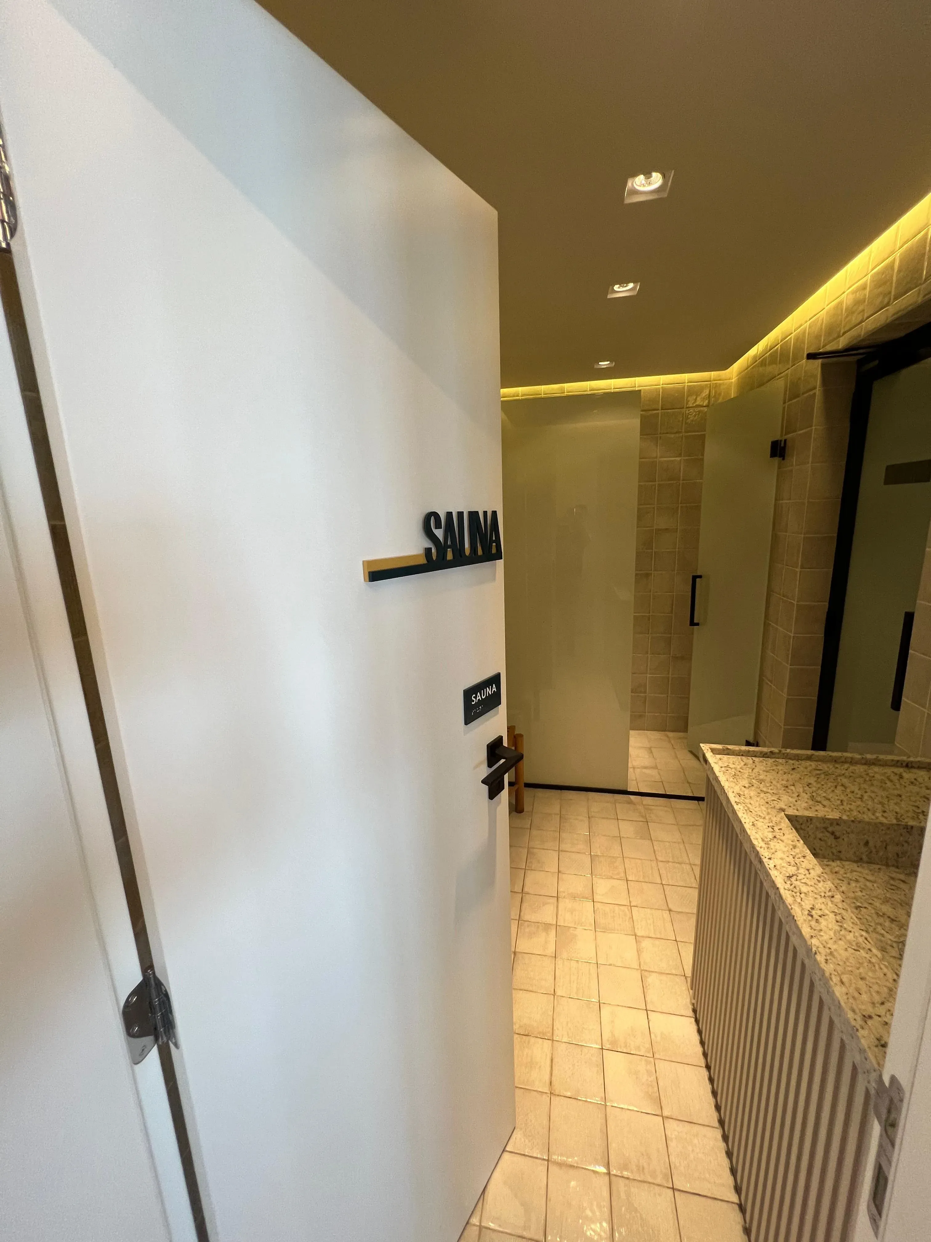 Apartamento com 3 dormitórios sendo 3 suítes e 2 vagas de garagem em Porto Belo/SC