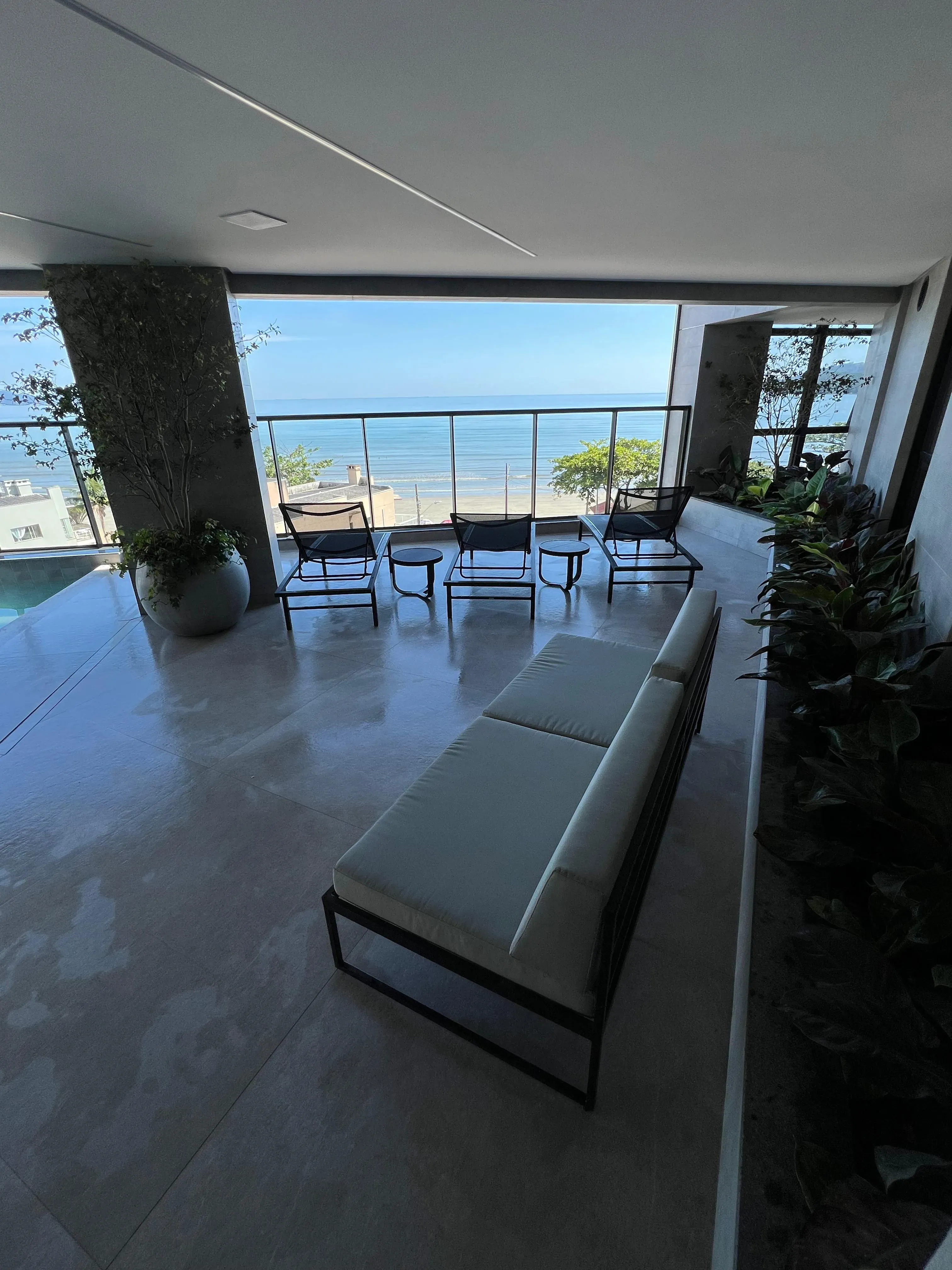 Apartamento com 3 dormitórios sendo 3 suítes e 2 vagas de garagem em Porto Belo/SC