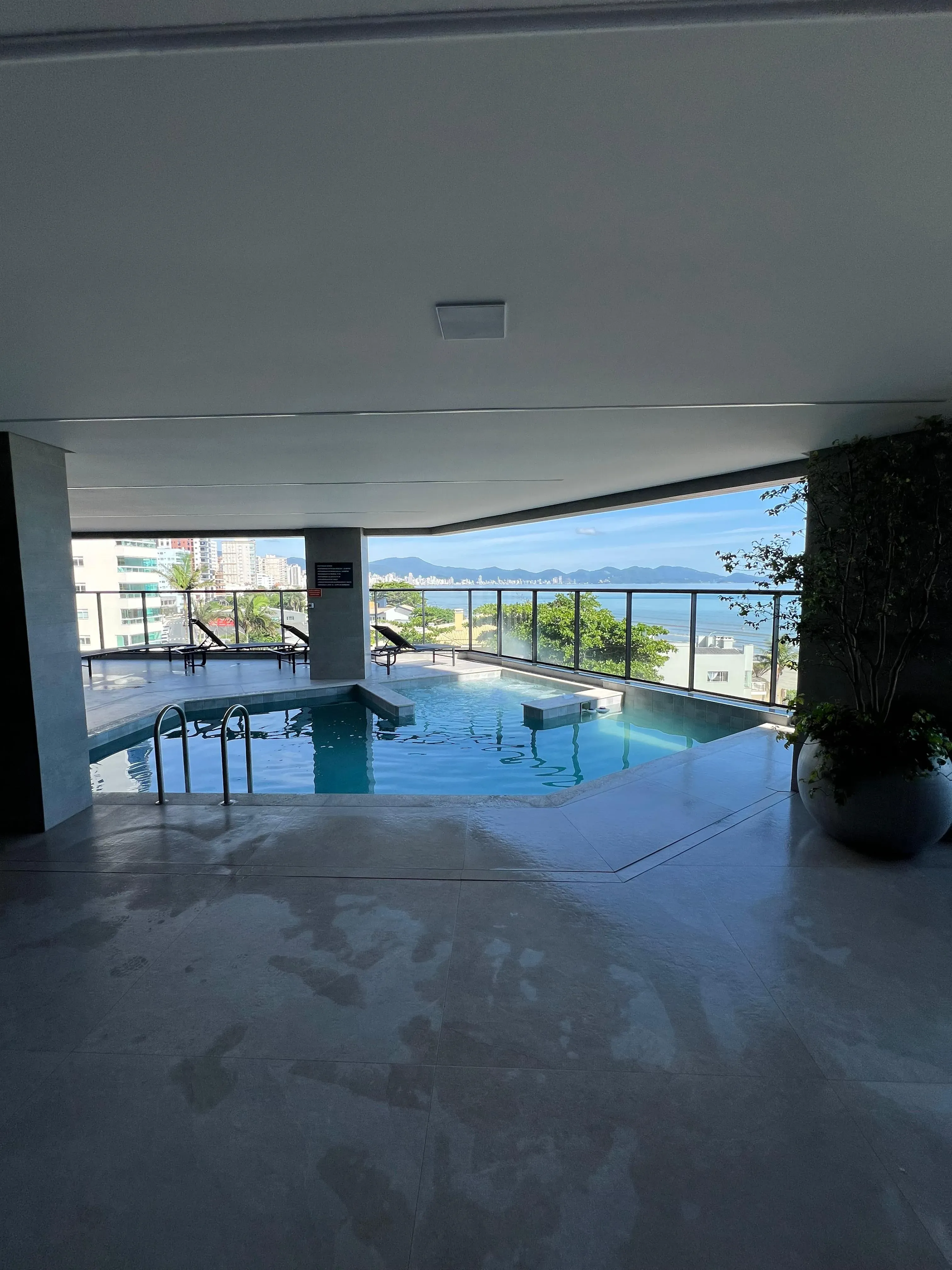 Apartamento com 3 dormitórios sendo 3 suítes e 2 vagas de garagem em Porto Belo/SC