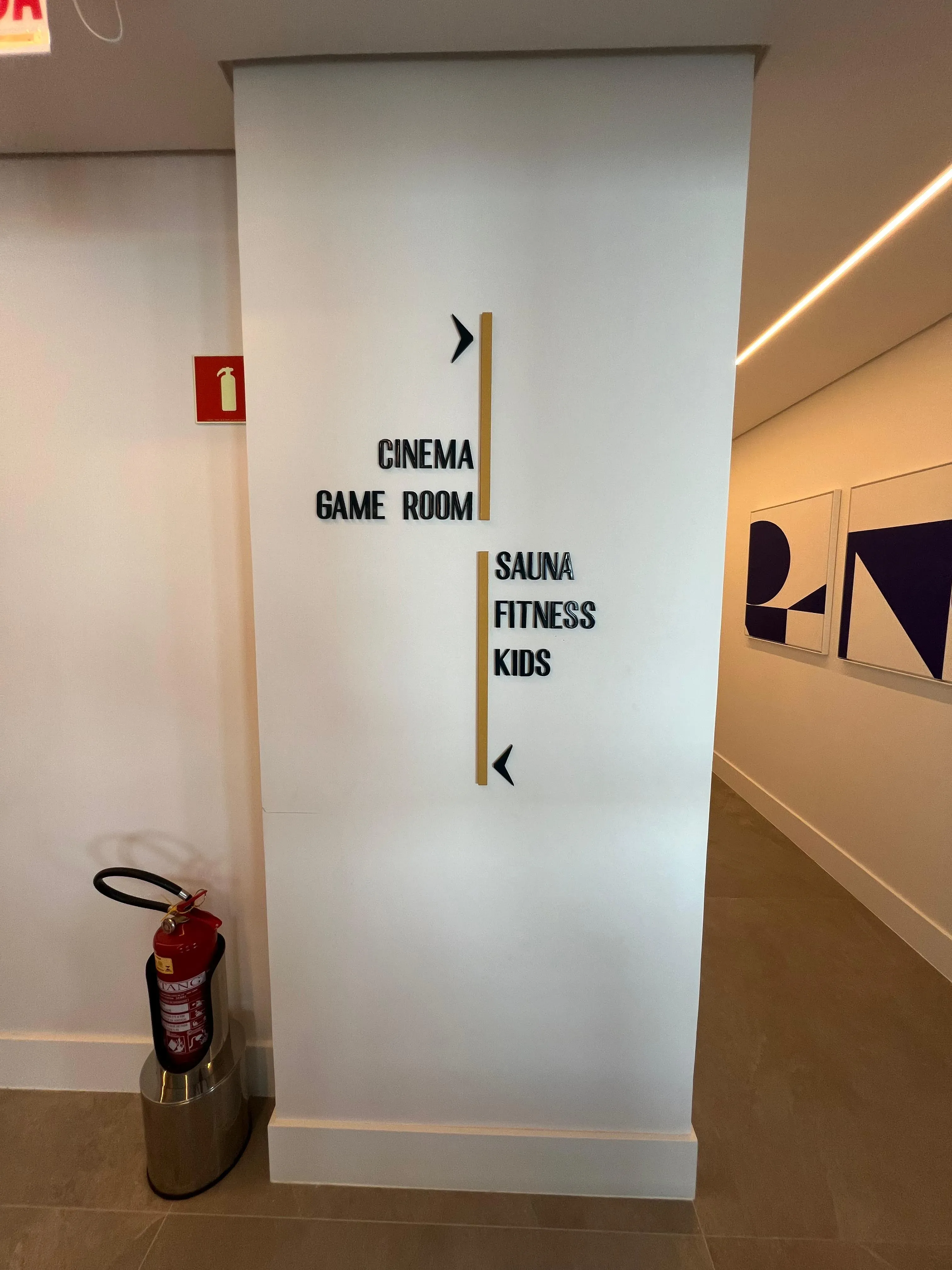 Apartamento com 3 dormitórios sendo 3 suítes e 2 vagas de garagem em Porto Belo/SC