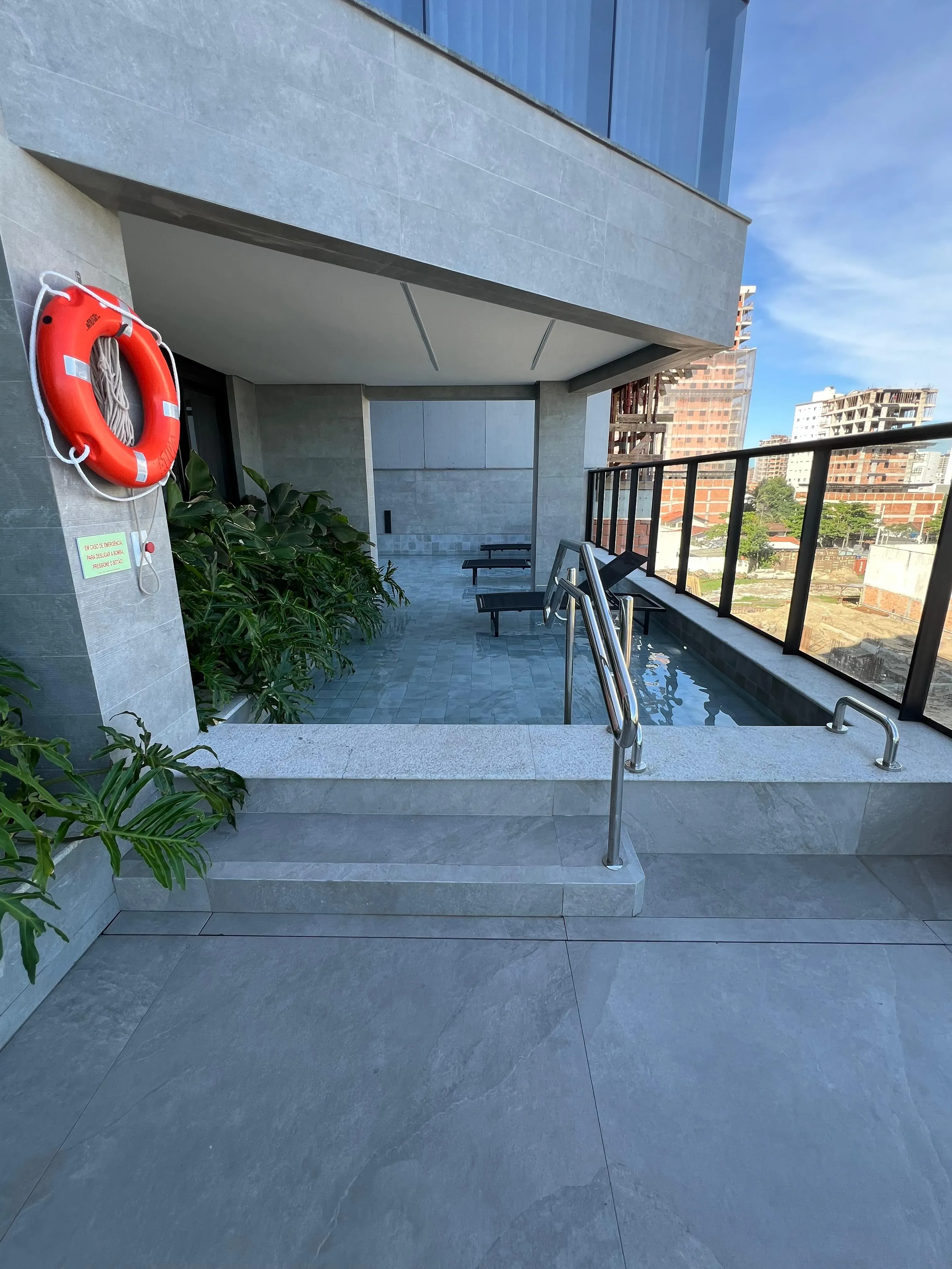 Apartamento com 3 dormitórios sendo 3 suítes e 2 vagas de garagem em Porto Belo/SC