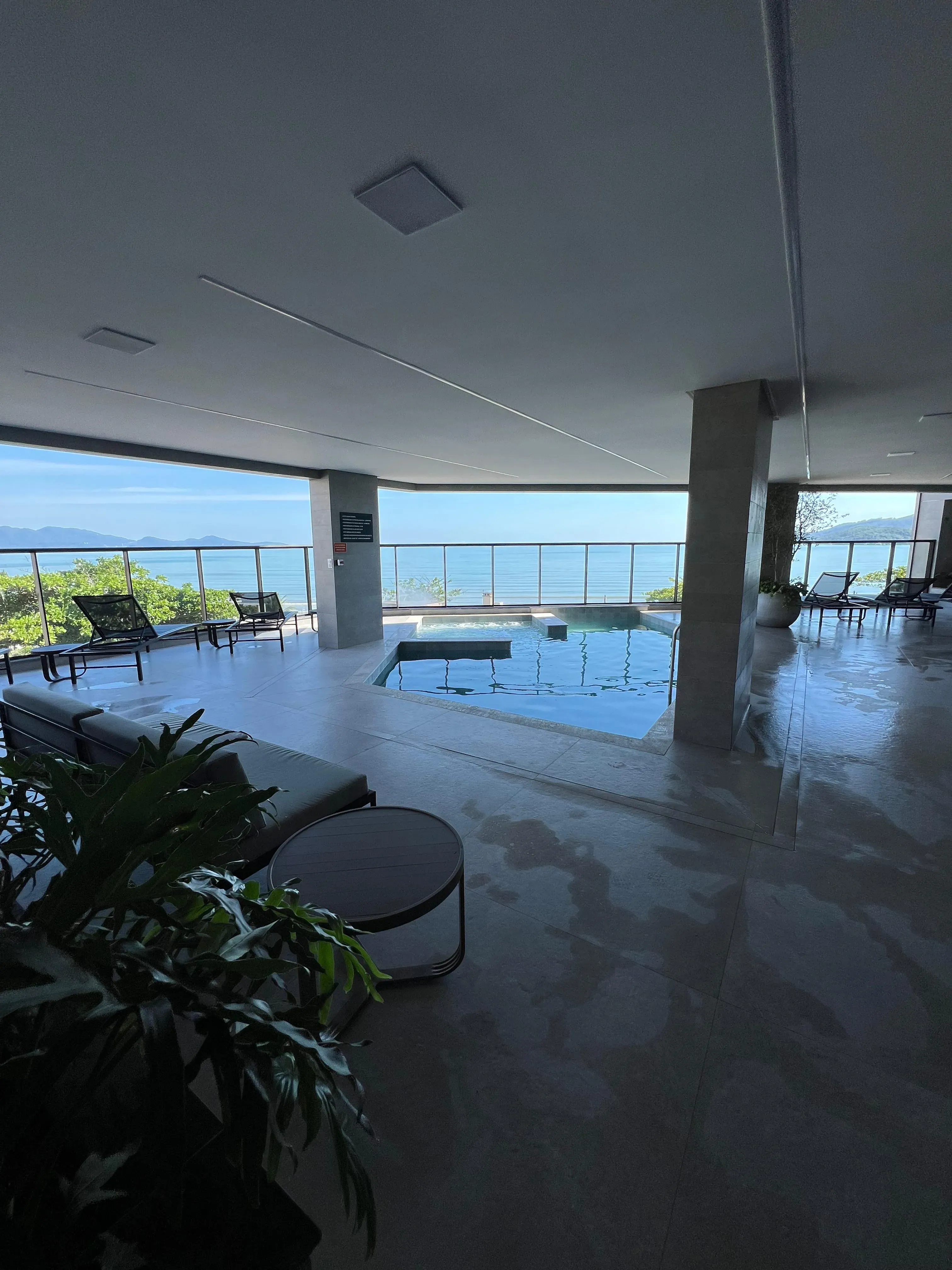 Apartamento com 3 dormitórios sendo 3 suítes e 2 vagas de garagem em Porto Belo/SC