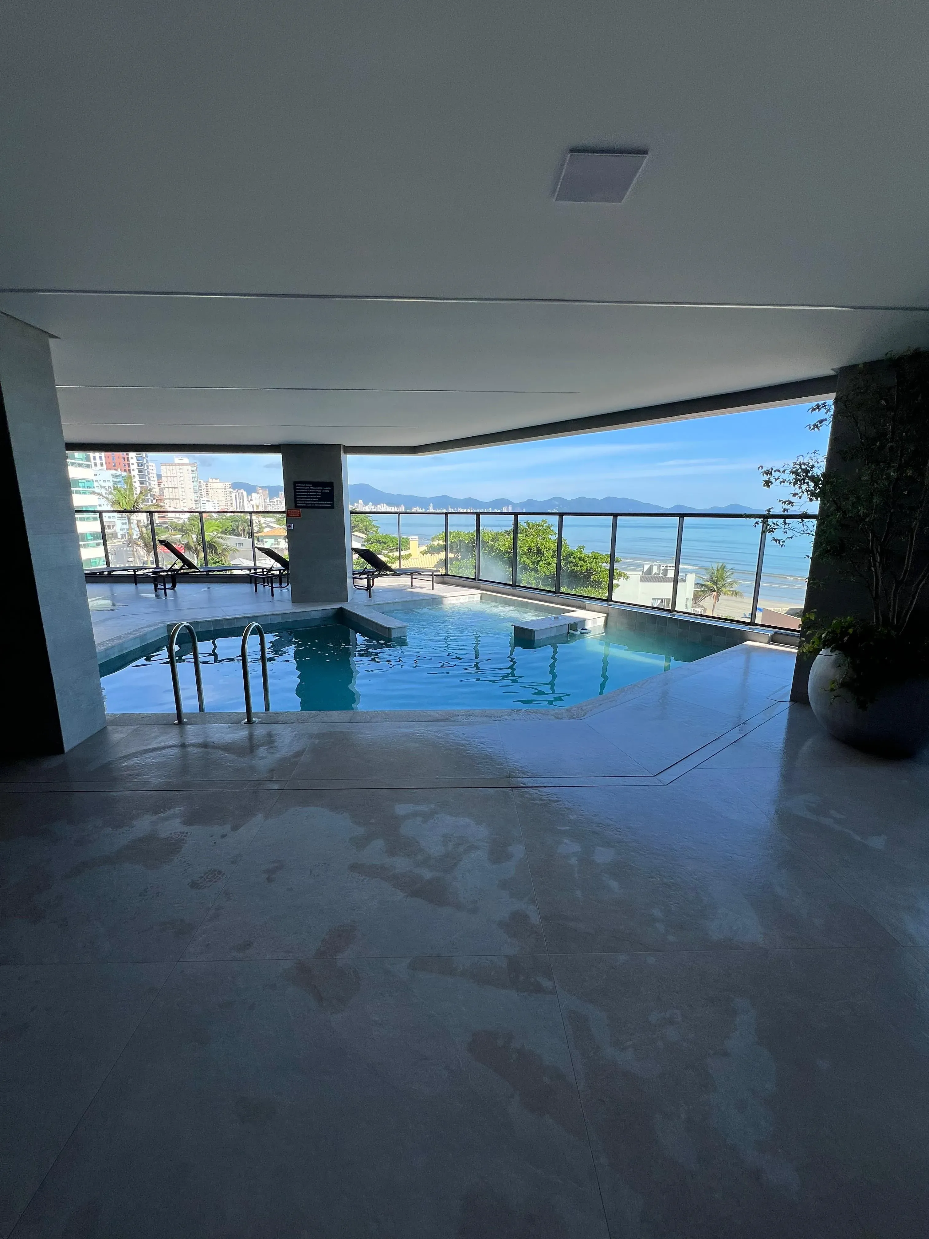 Apartamento com 3 dormitórios sendo 3 suítes e 2 vagas de garagem em Porto Belo/SC