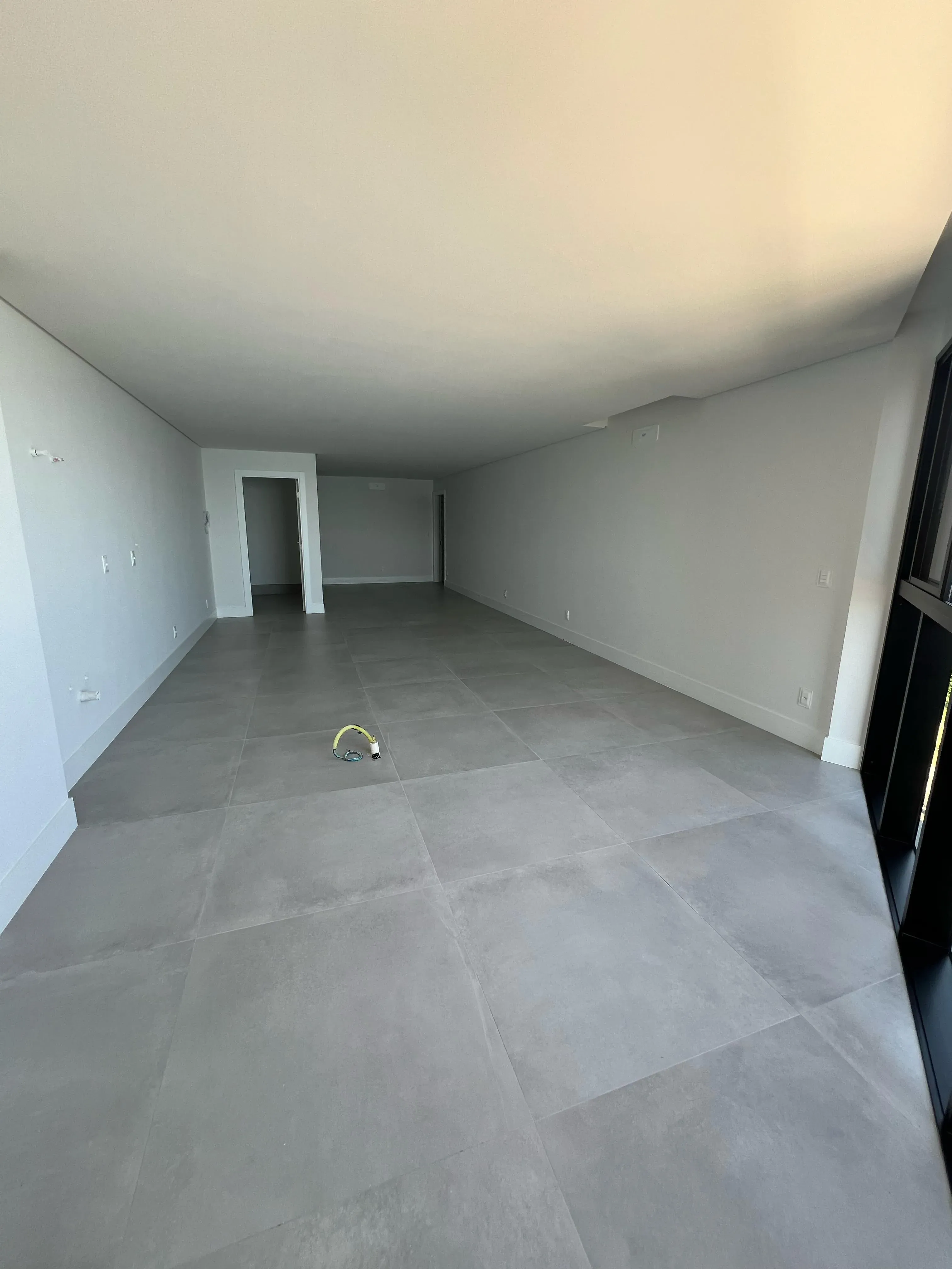 Apartamento com 3 dormitórios sendo 3 suítes e 2 vagas de garagem em Porto Belo/SC