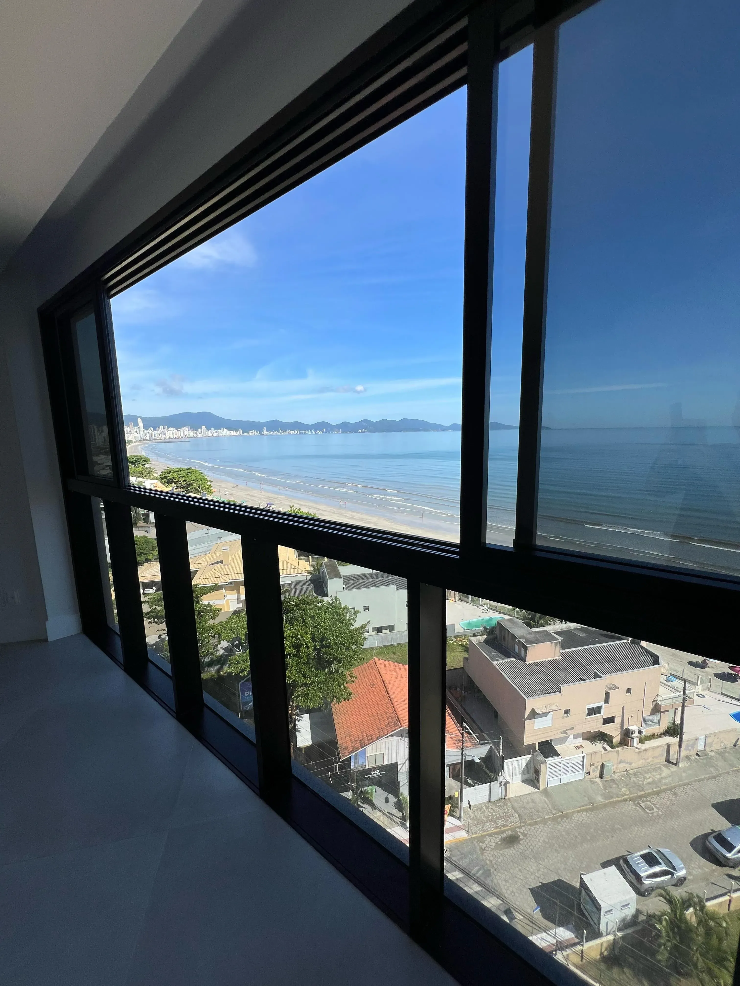 Apartamento com 3 dormitórios sendo 3 suítes e 2 vagas de garagem em Porto Belo/SC