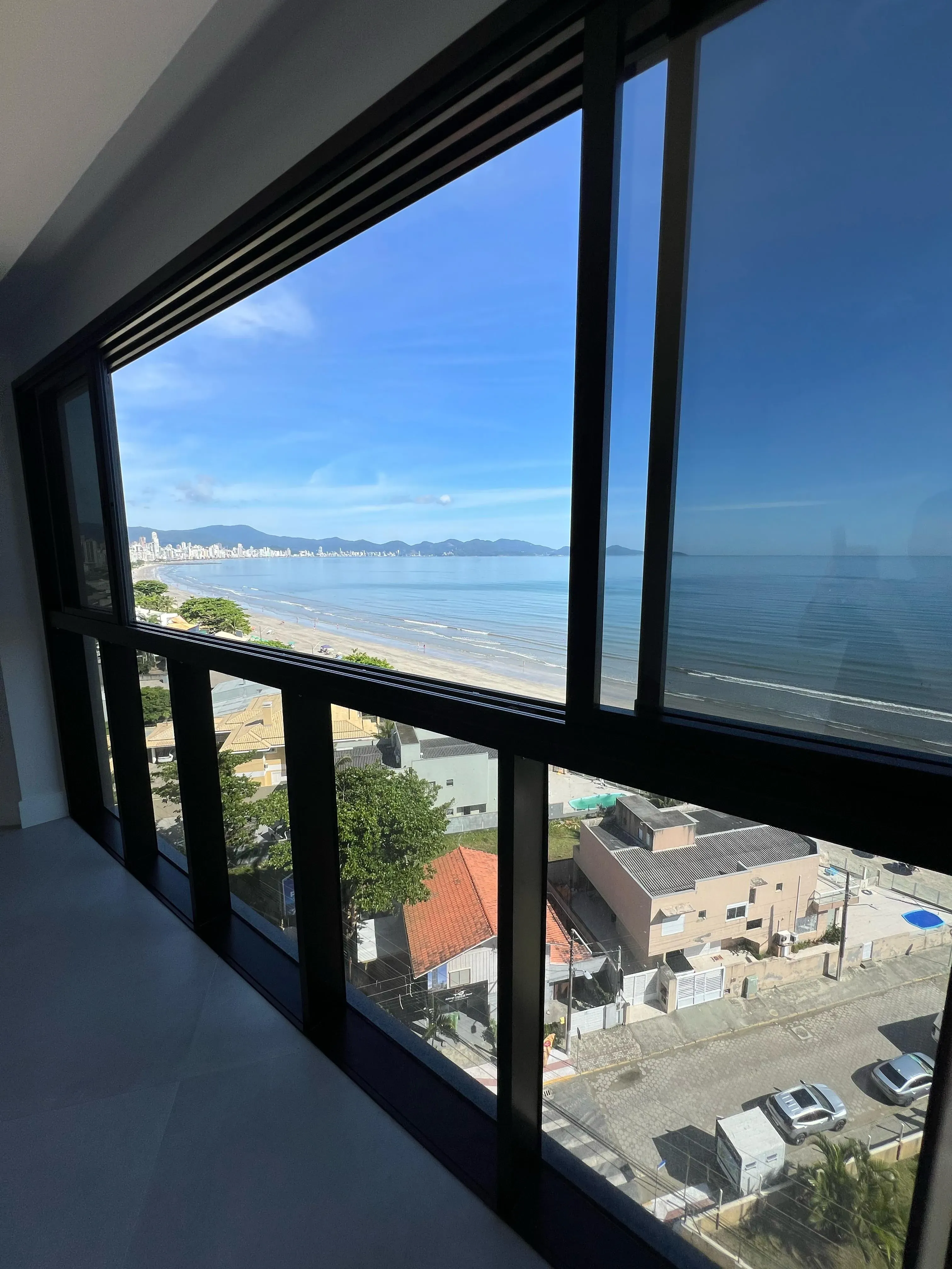 Apartamento com 3 dormitórios sendo 3 suítes e 2 vagas de garagem em Porto Belo/SC