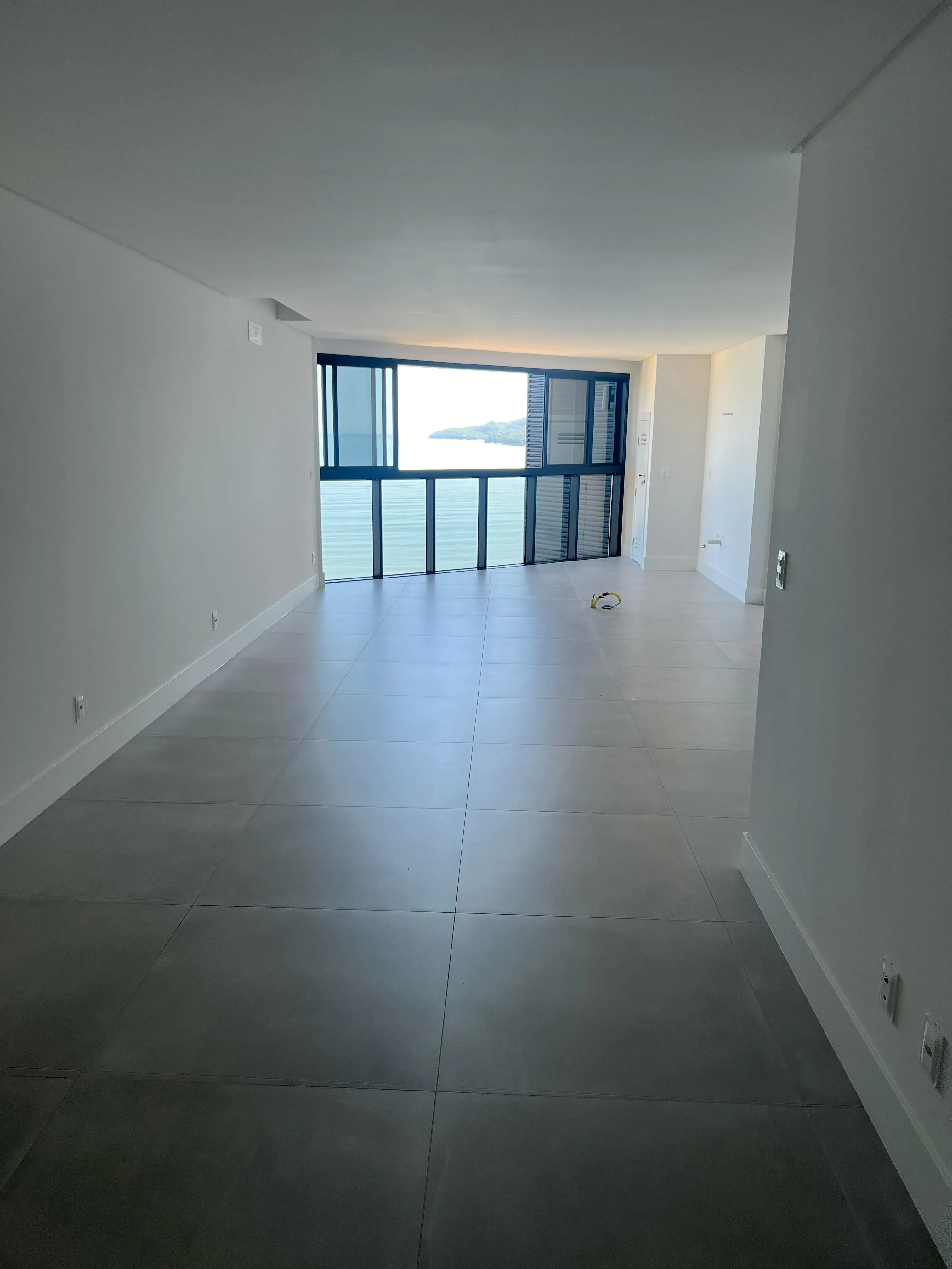 Apartamento com 3 dormitórios sendo 3 suítes e 2 vagas de garagem em Porto Belo/SC