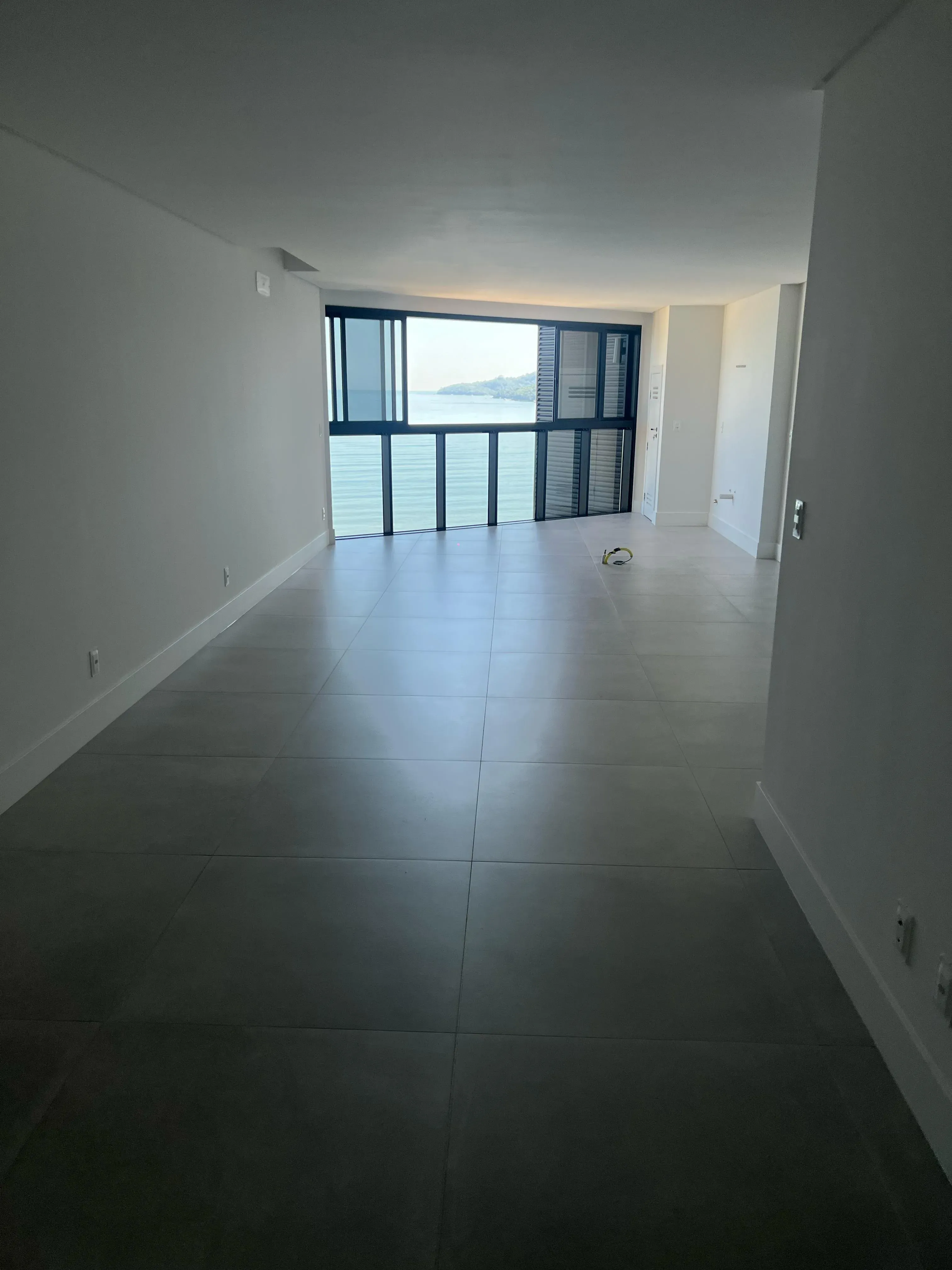 Apartamento com 3 dormitórios sendo 3 suítes e 2 vagas de garagem em Porto Belo/SC