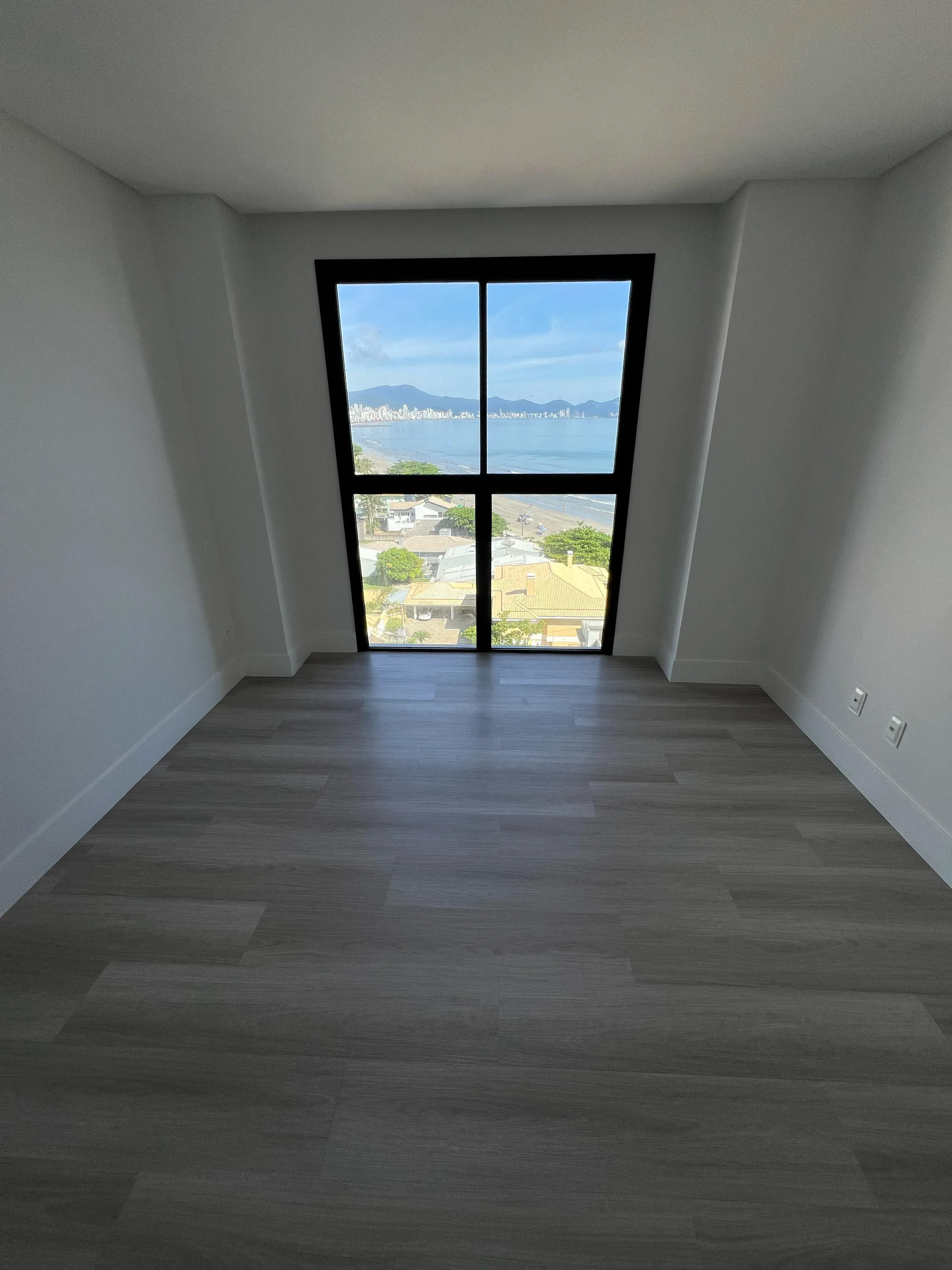 Apartamento com 3 dormitórios sendo 3 suítes e 2 vagas de garagem em Porto Belo/SC