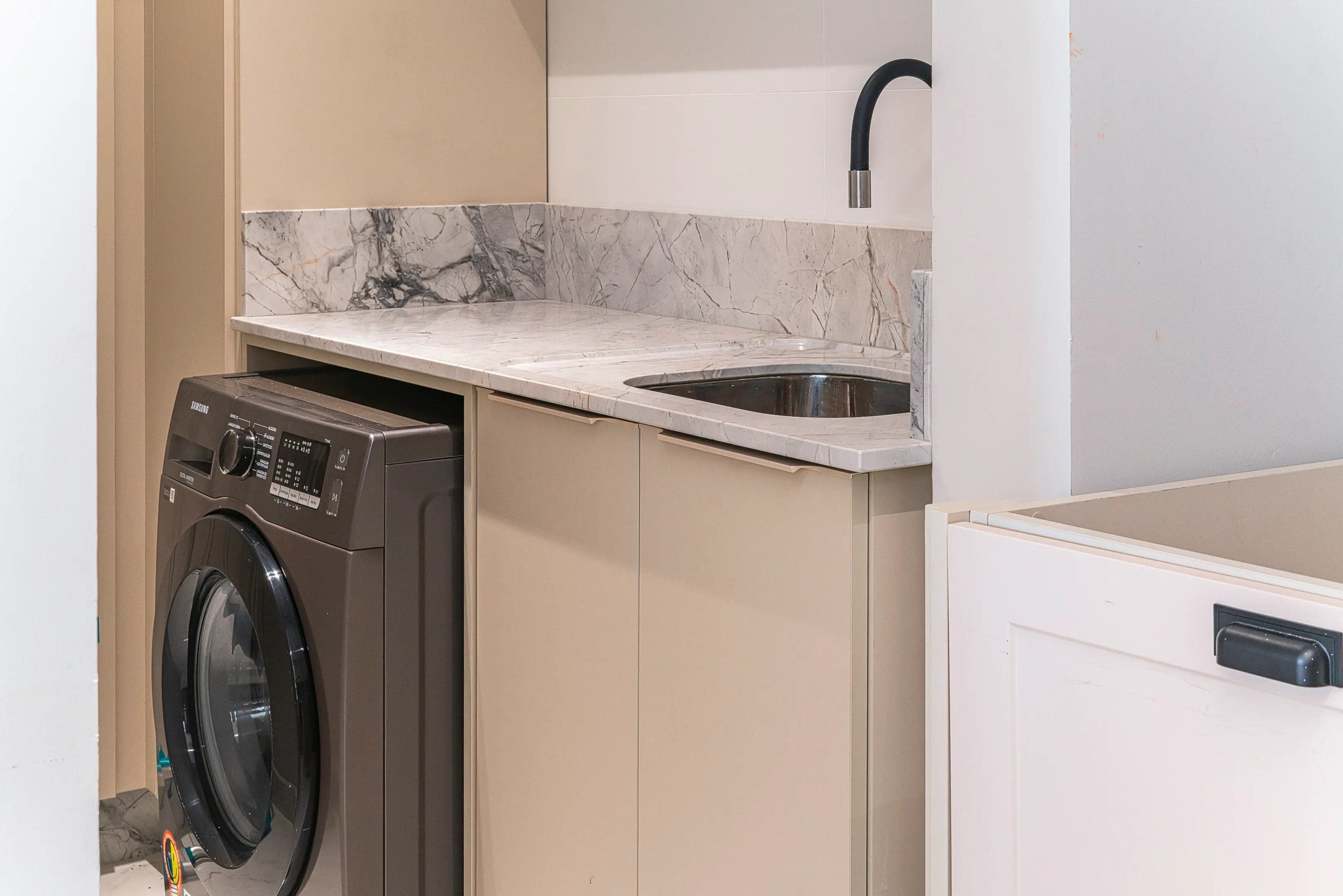 Apartamento com 3 dormitórios sendo 2 suítes e 2 vagas de garagem em Bombinhas/SC