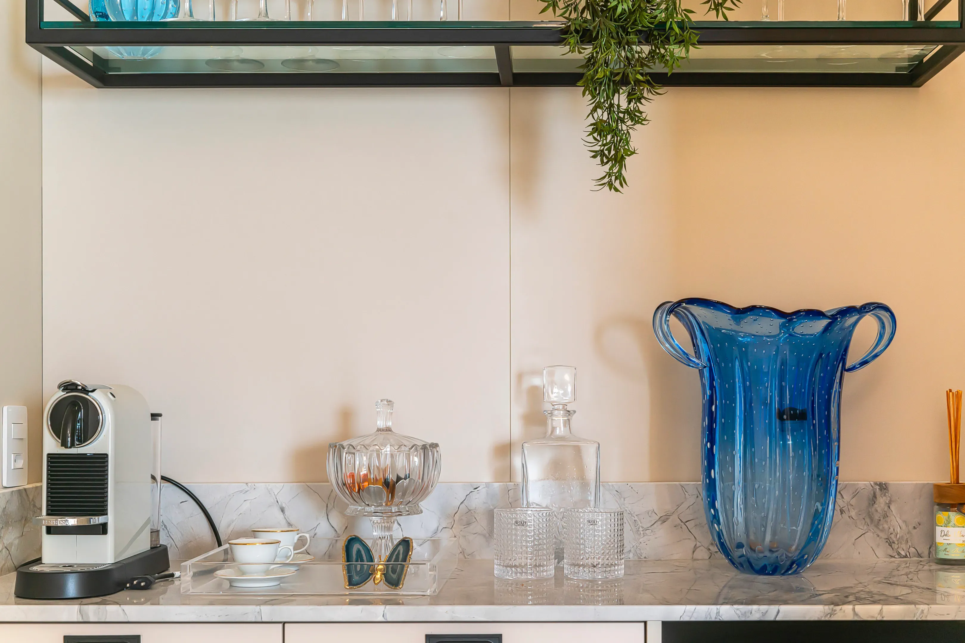 Apartamento com 3 dormitórios sendo 2 suítes e 2 vagas de garagem em Bombinhas/SC