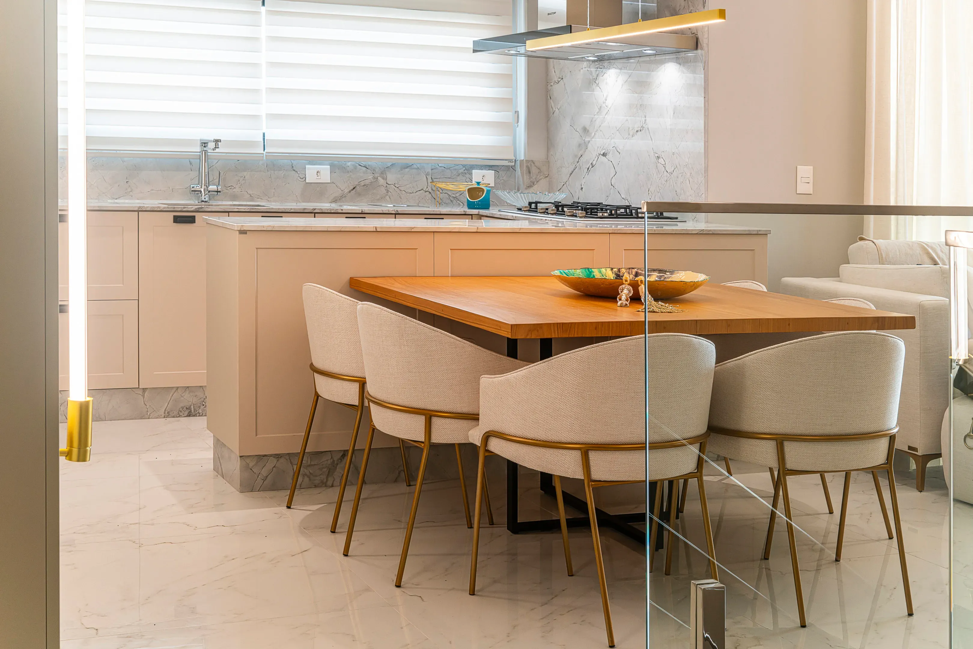 Apartamento com 3 dormitórios sendo 2 suítes e 2 vagas de garagem em Bombinhas/SC