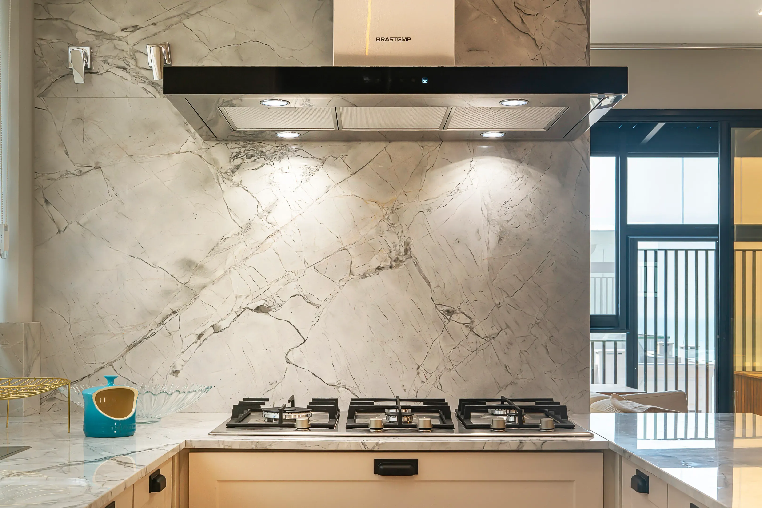 Apartamento com 3 dormitórios sendo 2 suítes e 2 vagas de garagem em Bombinhas/SC