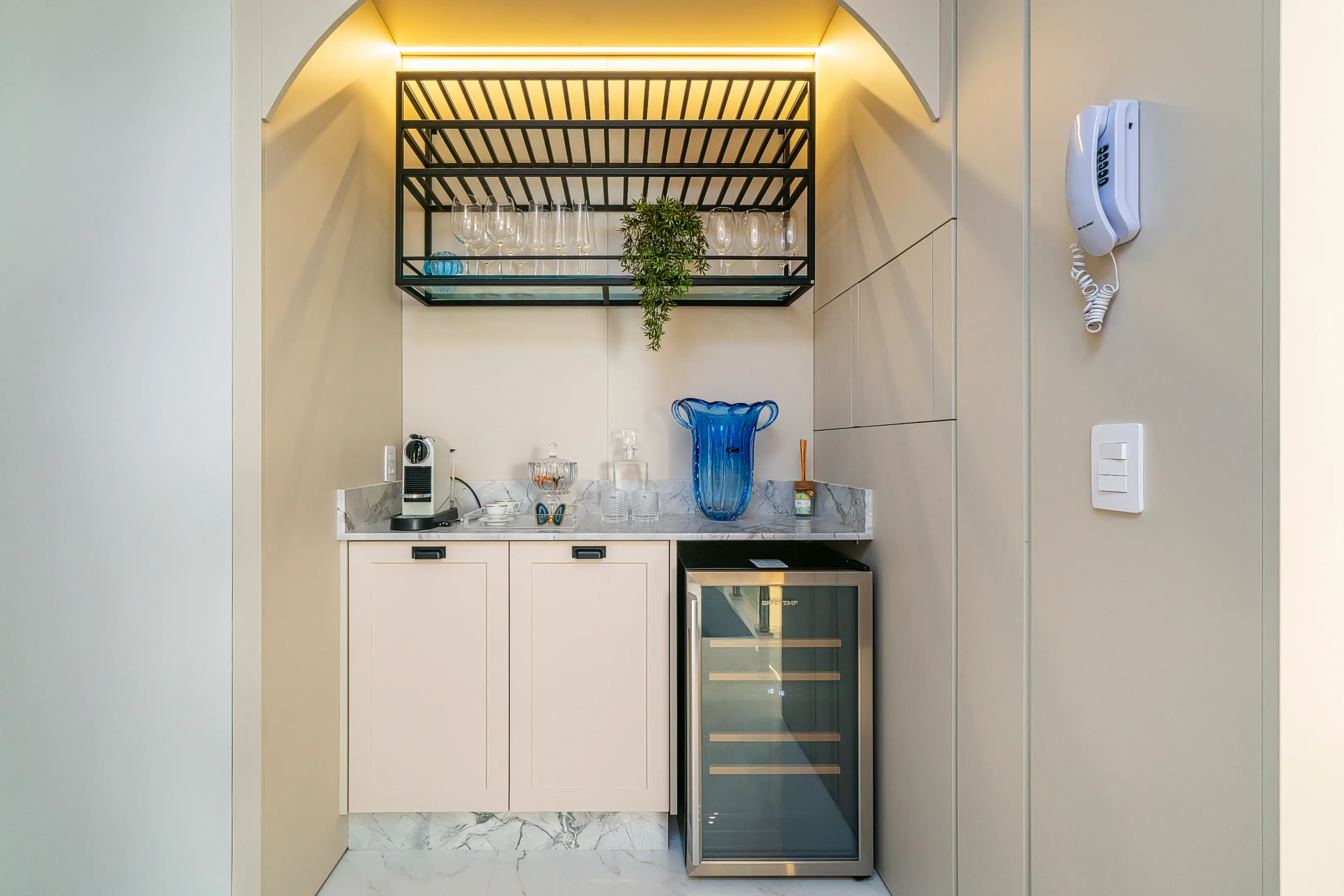 Apartamento com 3 dormitórios sendo 2 suítes e 2 vagas de garagem em Bombinhas/SC