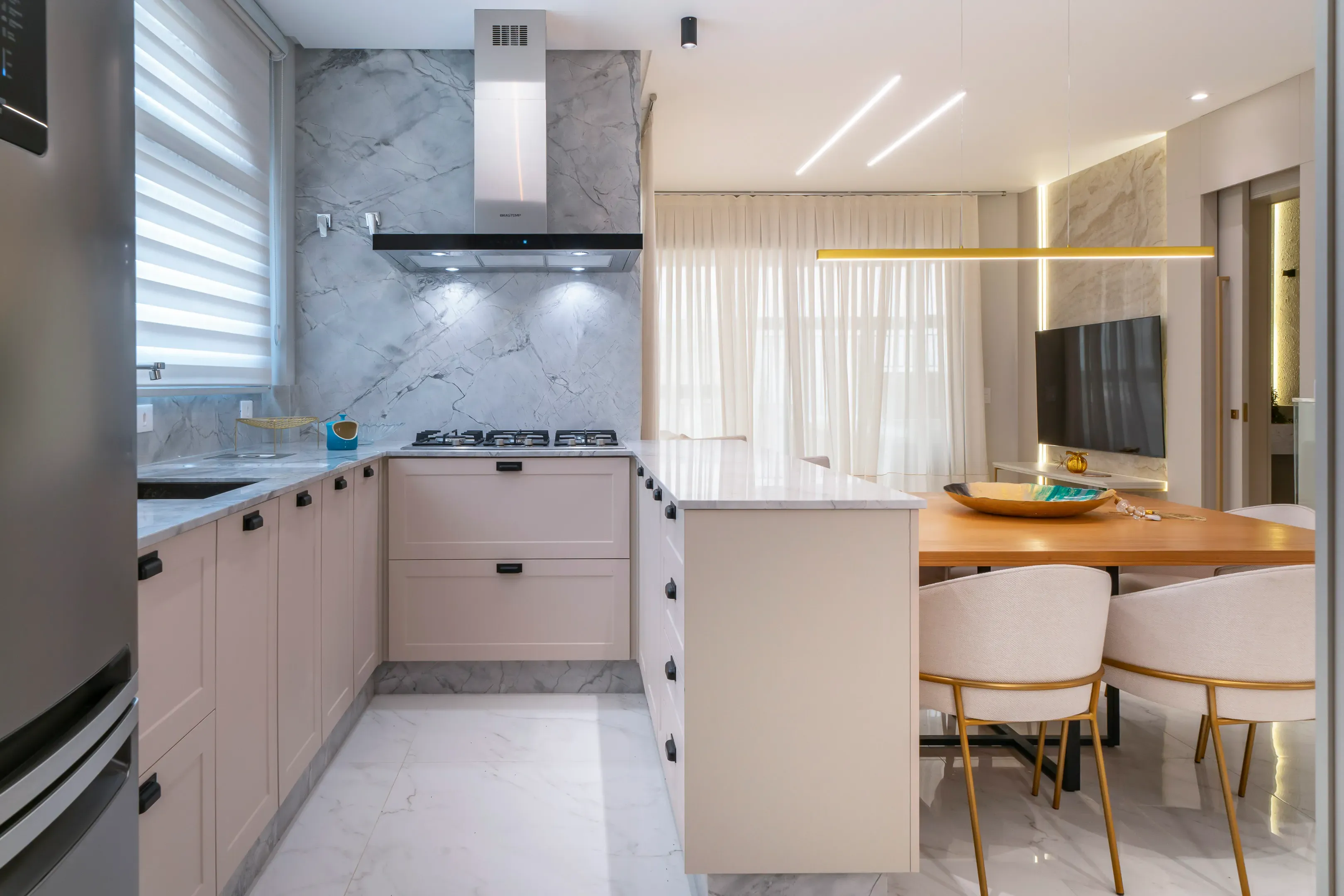 Apartamento com 3 dormitórios sendo 2 suítes e 2 vagas de garagem em Bombinhas/SC