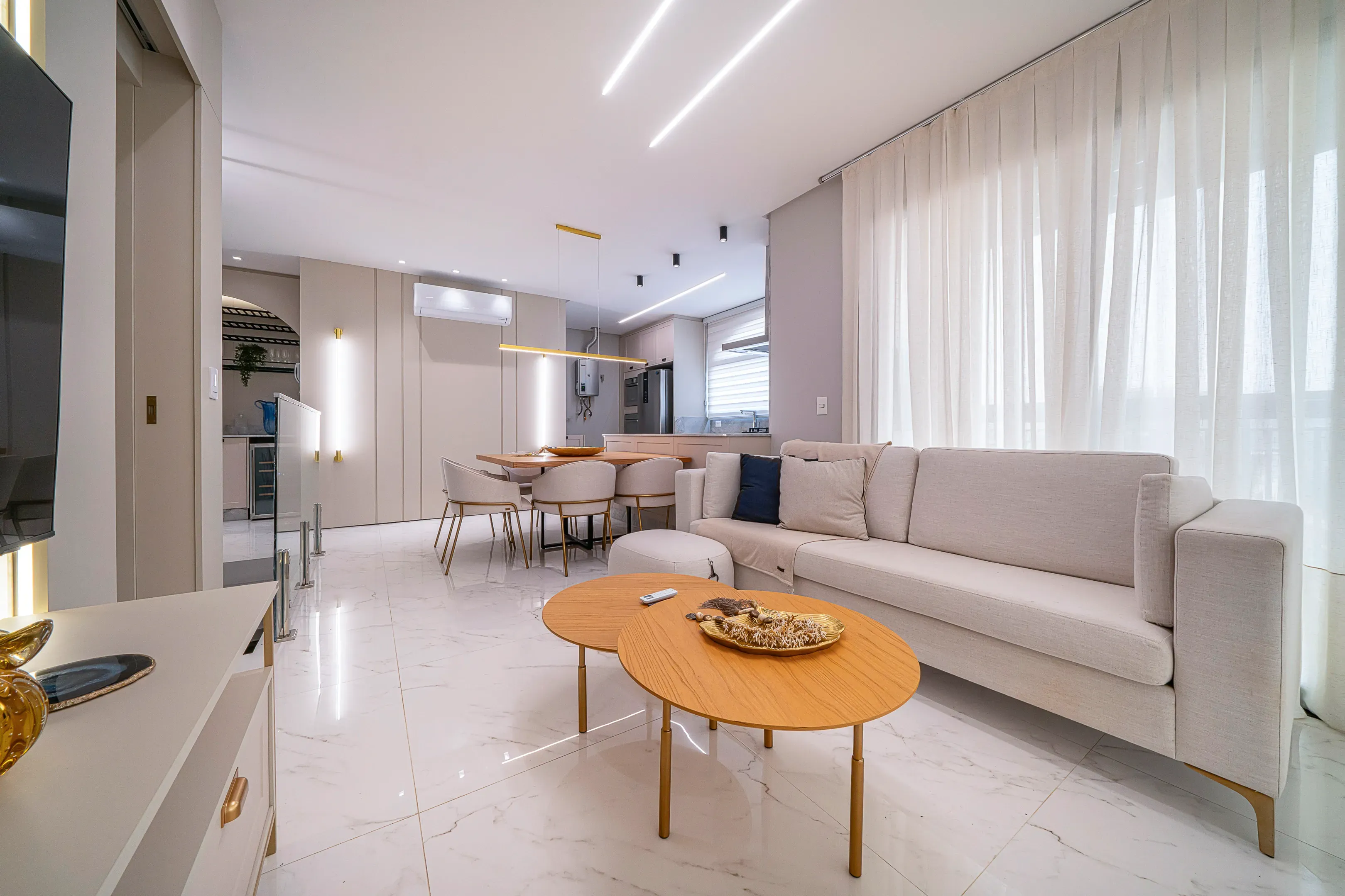 Apartamento com 3 dormitórios sendo 2 suítes e 2 vagas de garagem em Bombinhas/SC