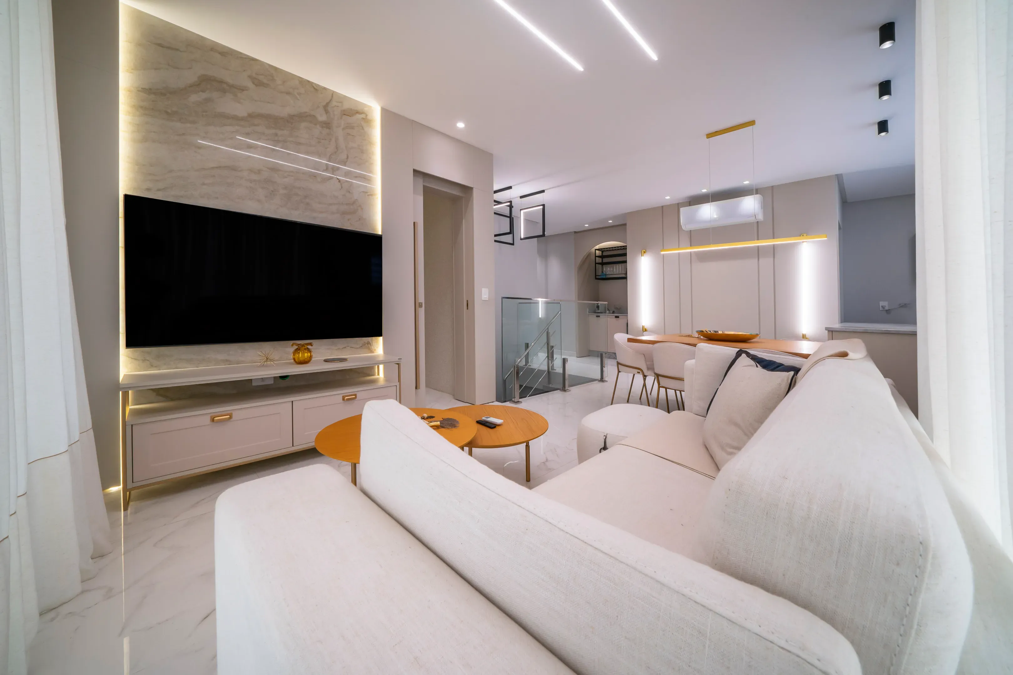 Apartamento com 3 dormitórios sendo 2 suítes e 2 vagas de garagem em Bombinhas/SC