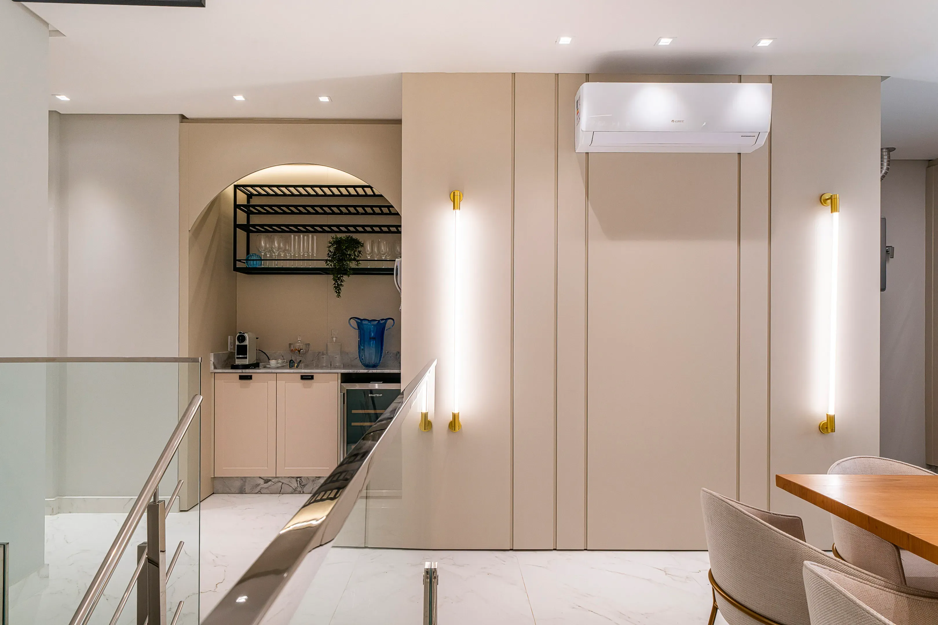 Apartamento com 3 dormitórios sendo 2 suítes e 2 vagas de garagem em Bombinhas/SC