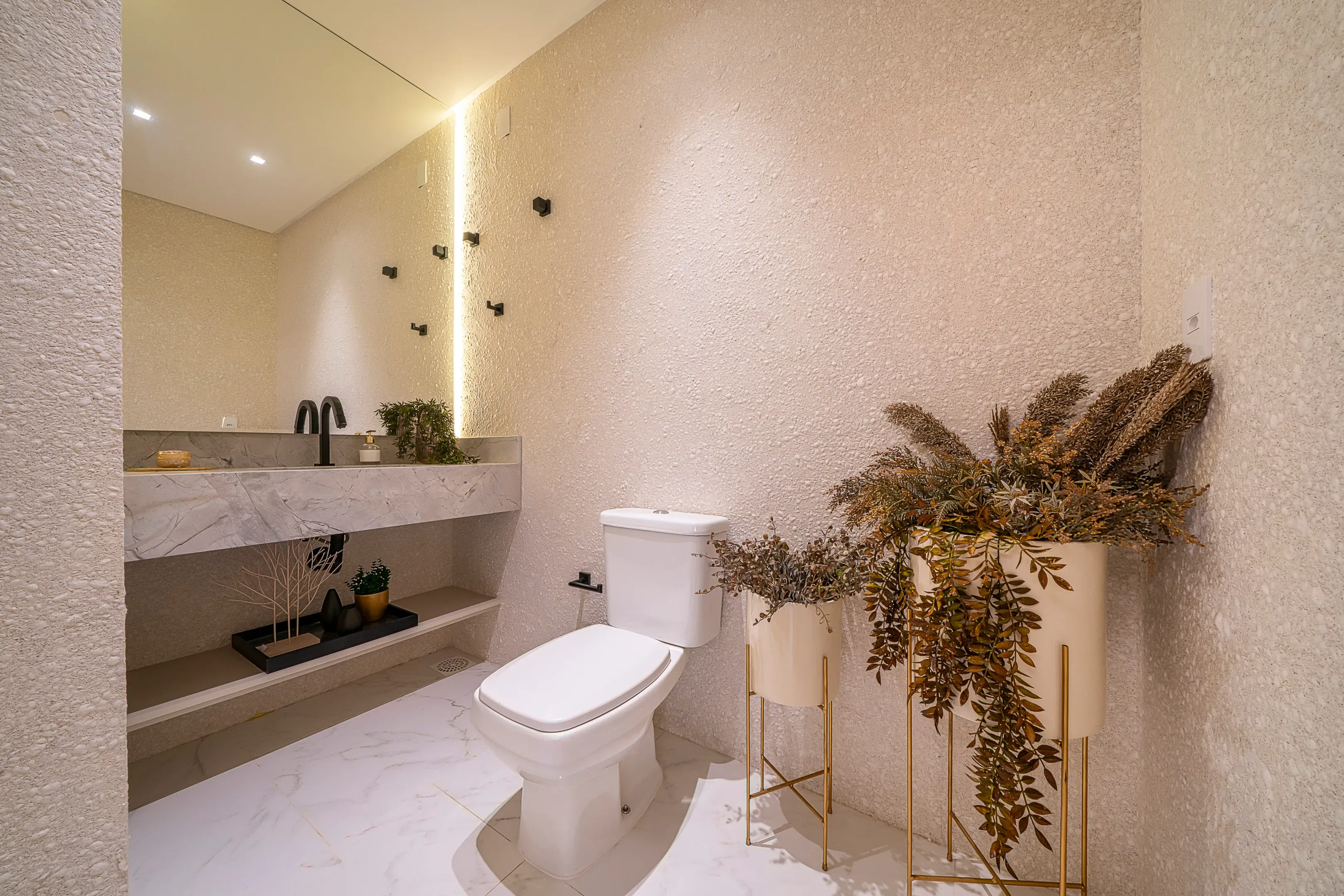 Apartamento com 3 dormitórios sendo 2 suítes e 2 vagas de garagem em Bombinhas/SC