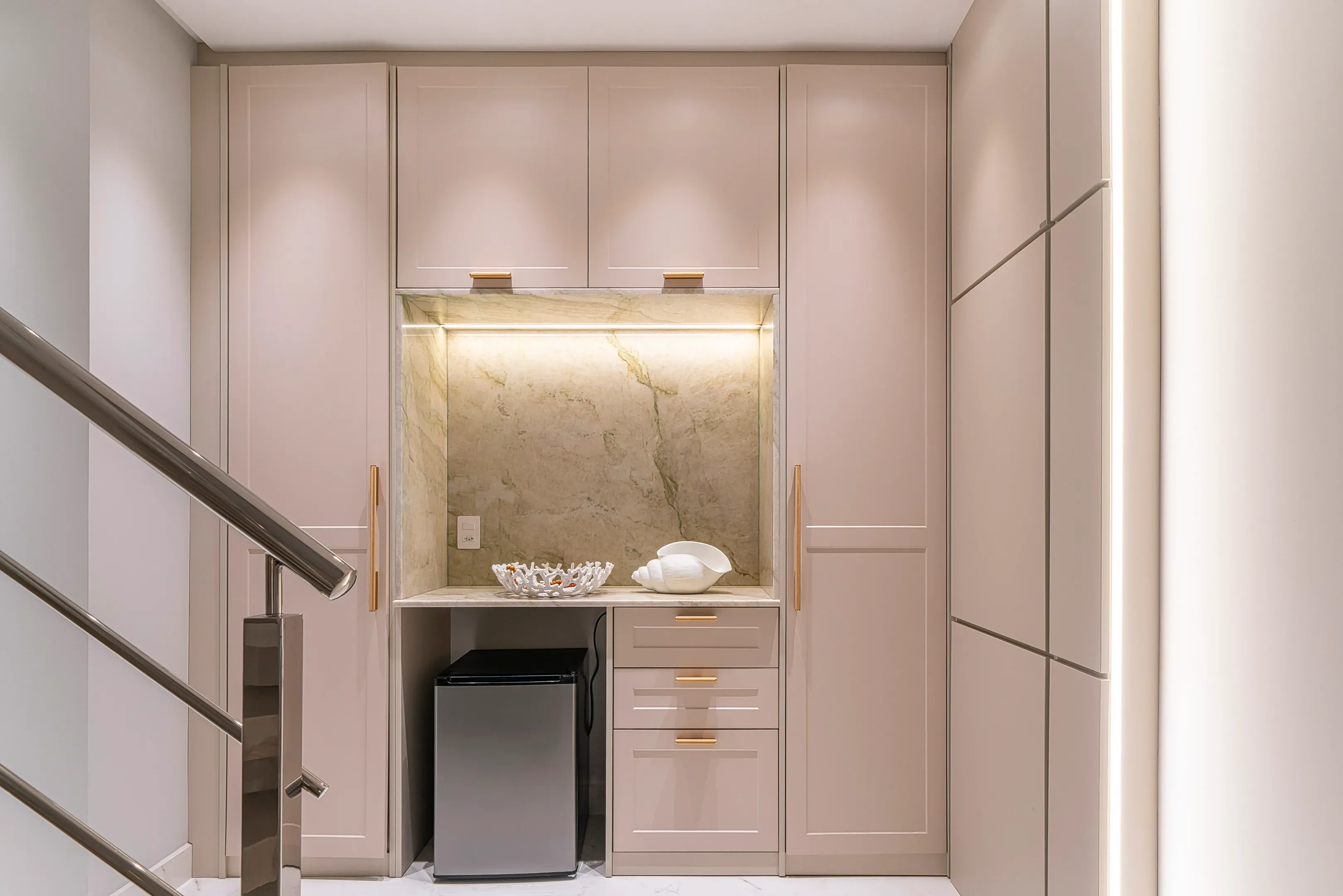 Apartamento com 3 dormitórios sendo 2 suítes e 2 vagas de garagem em Bombinhas/SC