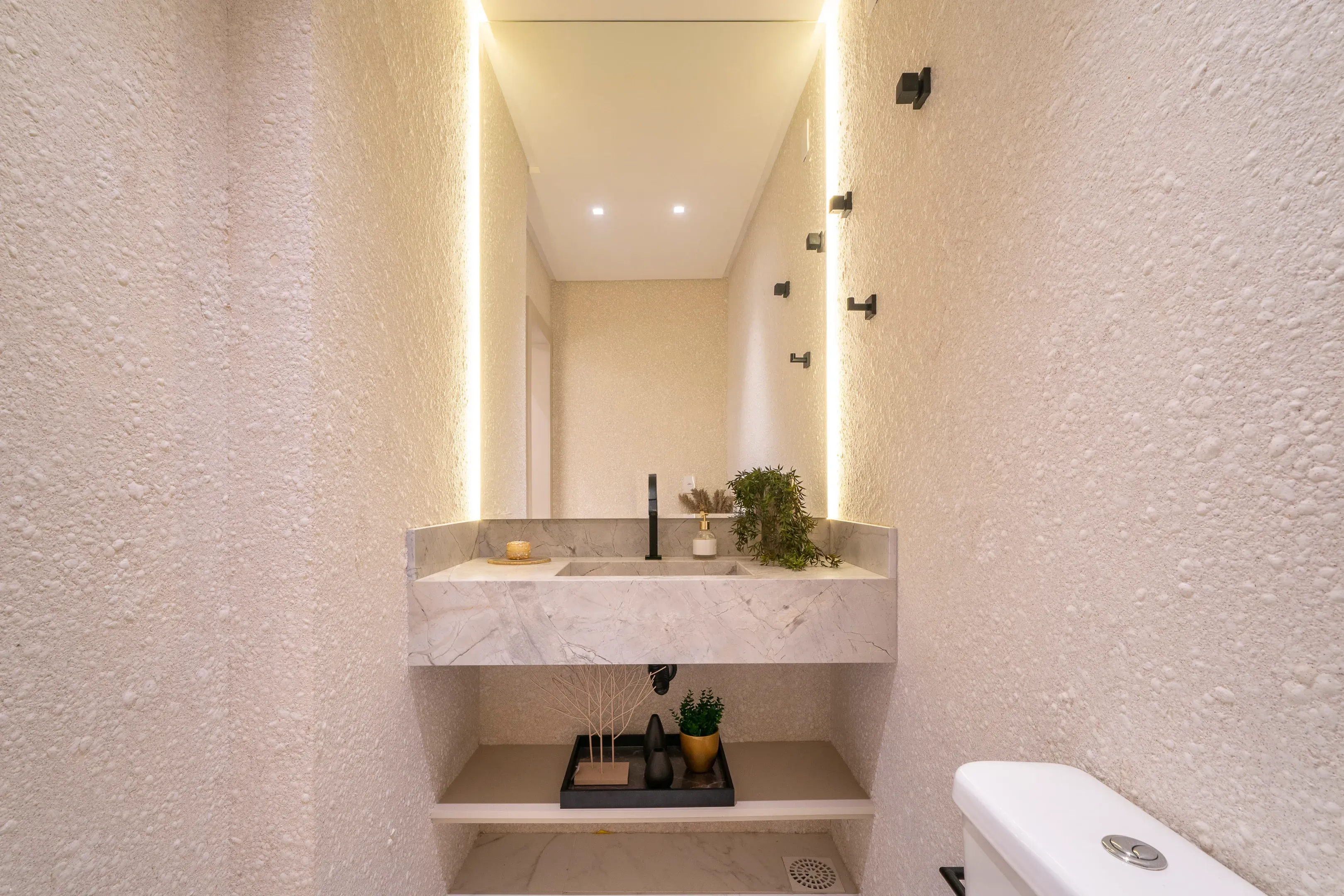 Apartamento com 3 dormitórios sendo 2 suítes e 2 vagas de garagem em Bombinhas/SC