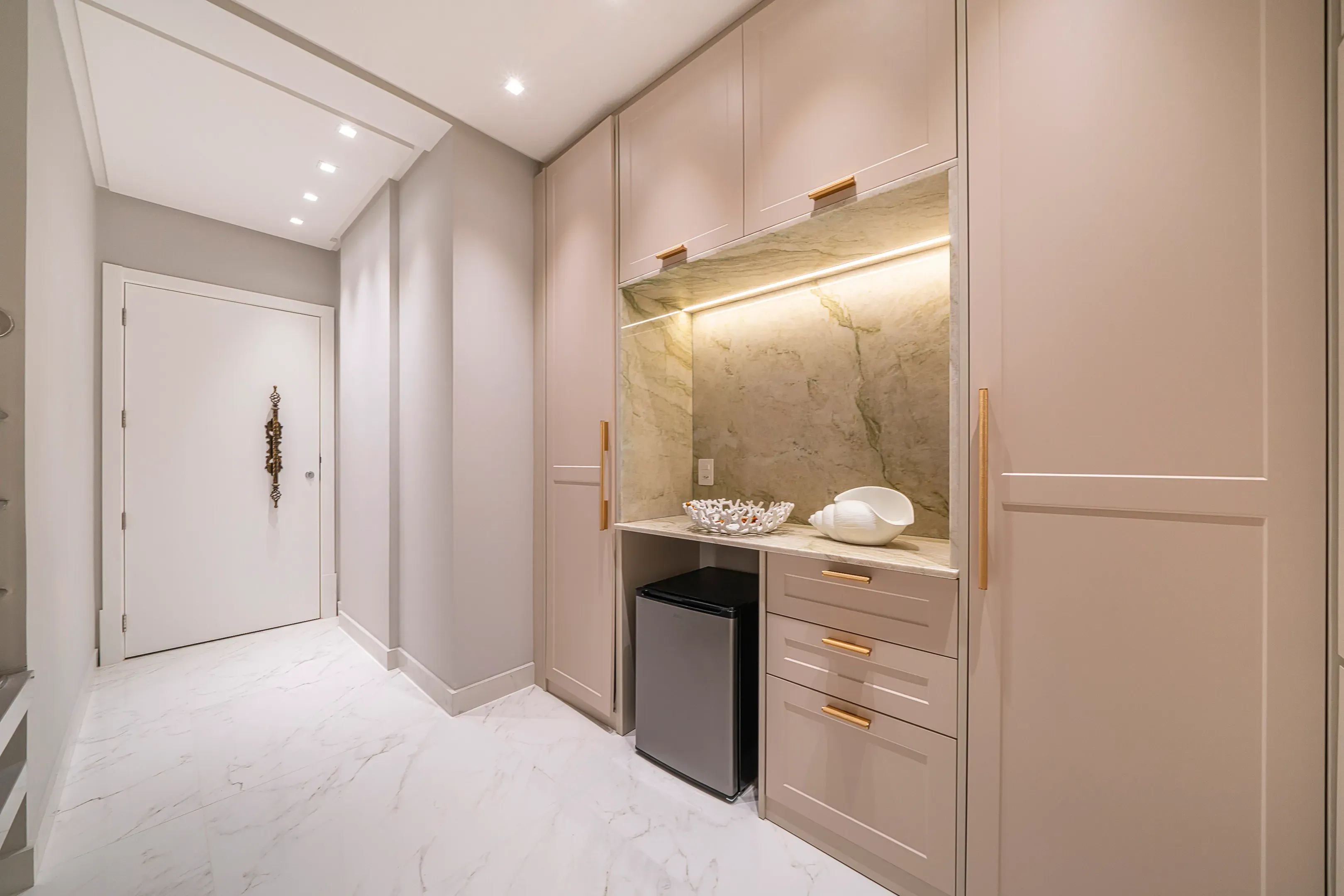 Apartamento com 3 dormitórios sendo 2 suítes e 2 vagas de garagem em Bombinhas/SC