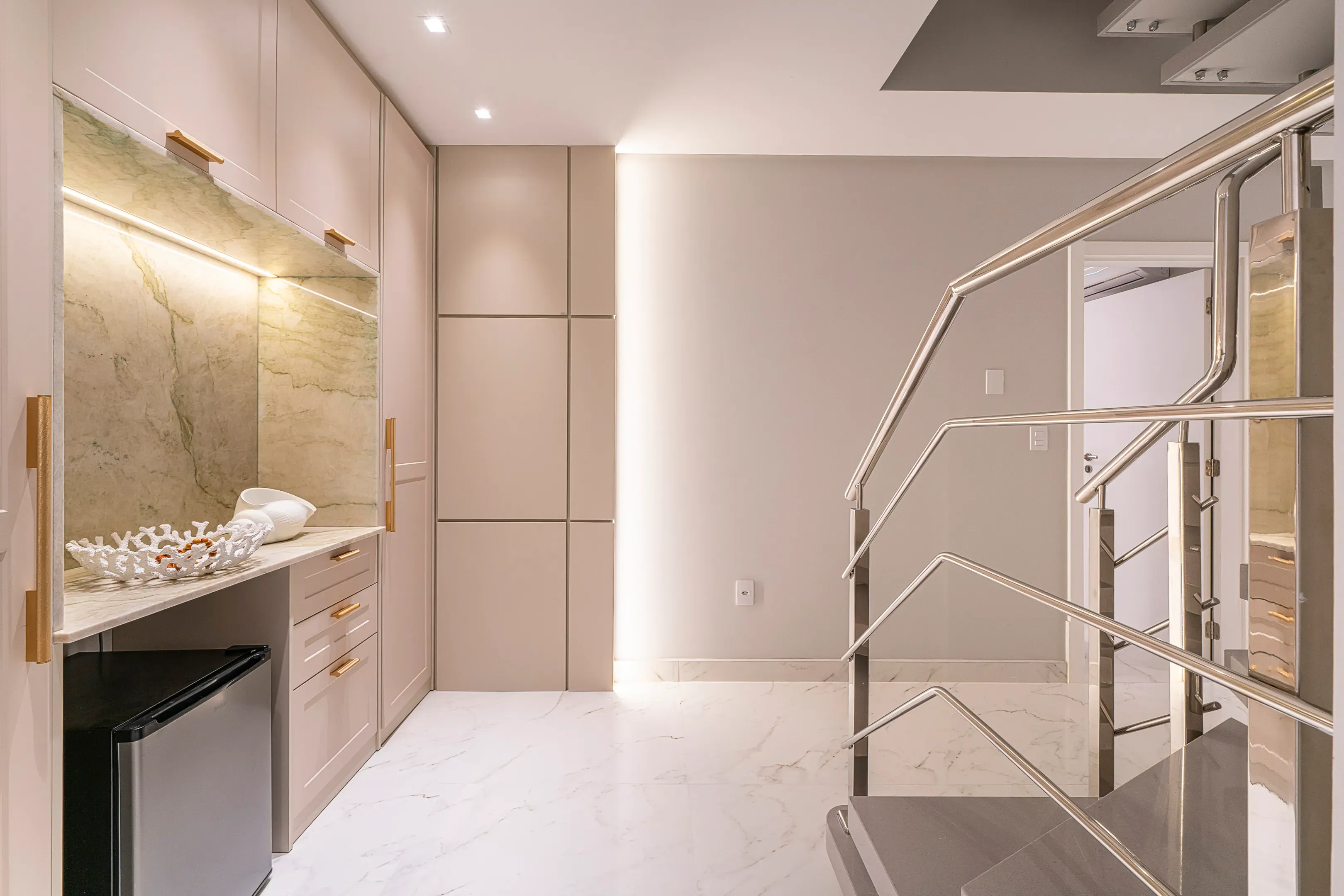 Apartamento com 3 dormitórios sendo 2 suítes e 2 vagas de garagem em Bombinhas/SC