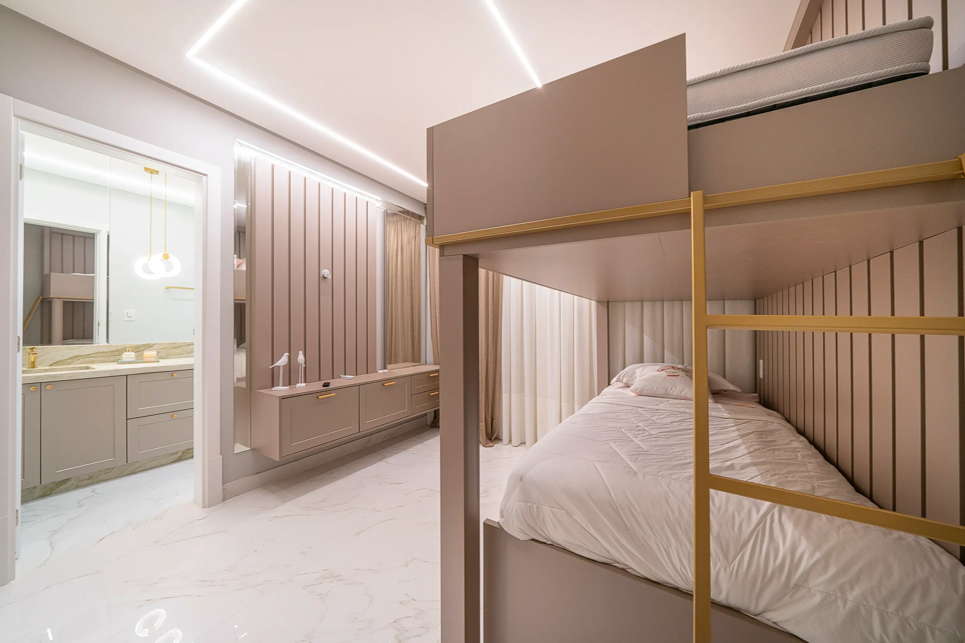 Apartamento com 3 dormitórios sendo 2 suítes e 2 vagas de garagem em Bombinhas/SC