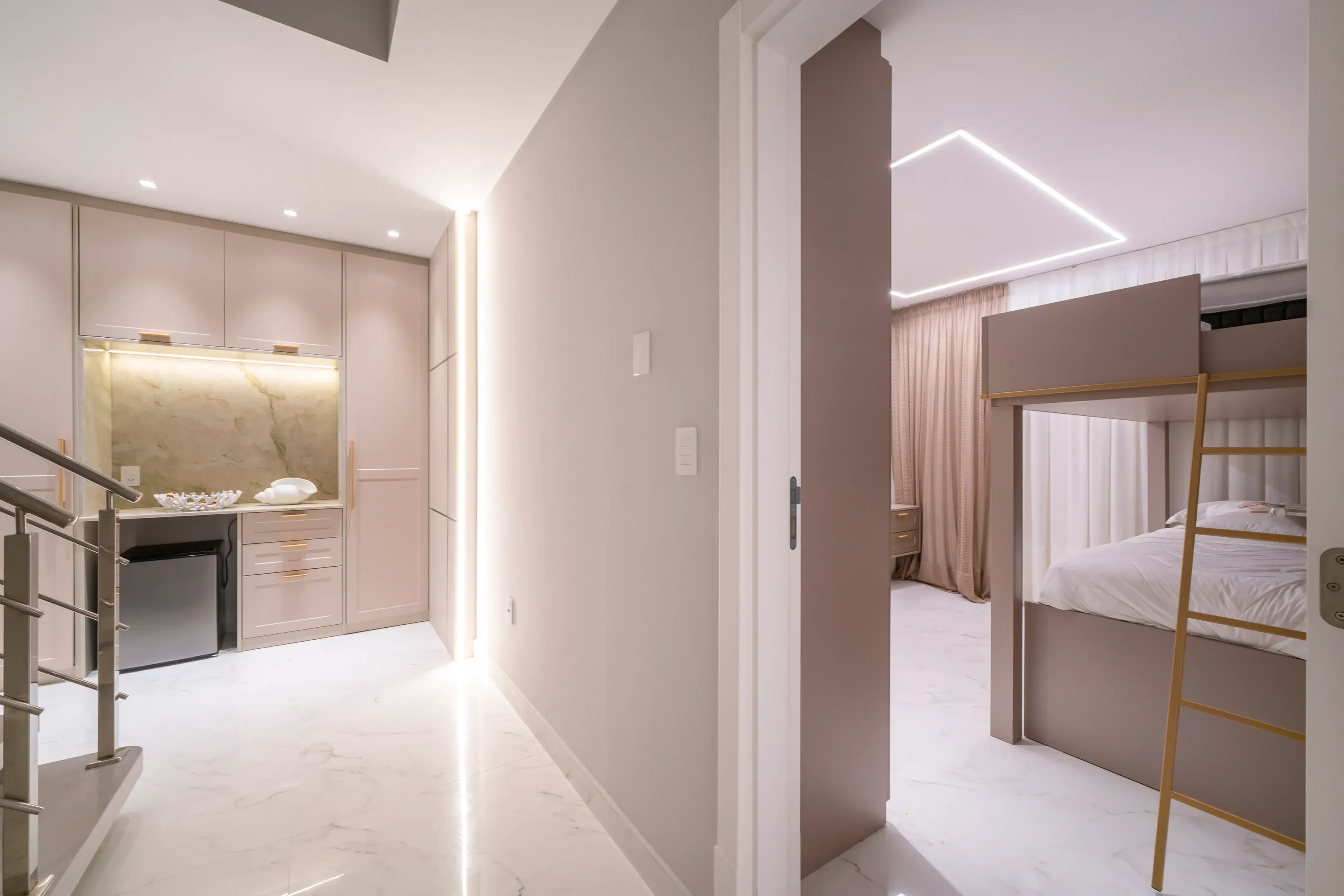 Apartamento com 3 dormitórios sendo 2 suítes e 2 vagas de garagem em Bombinhas/SC