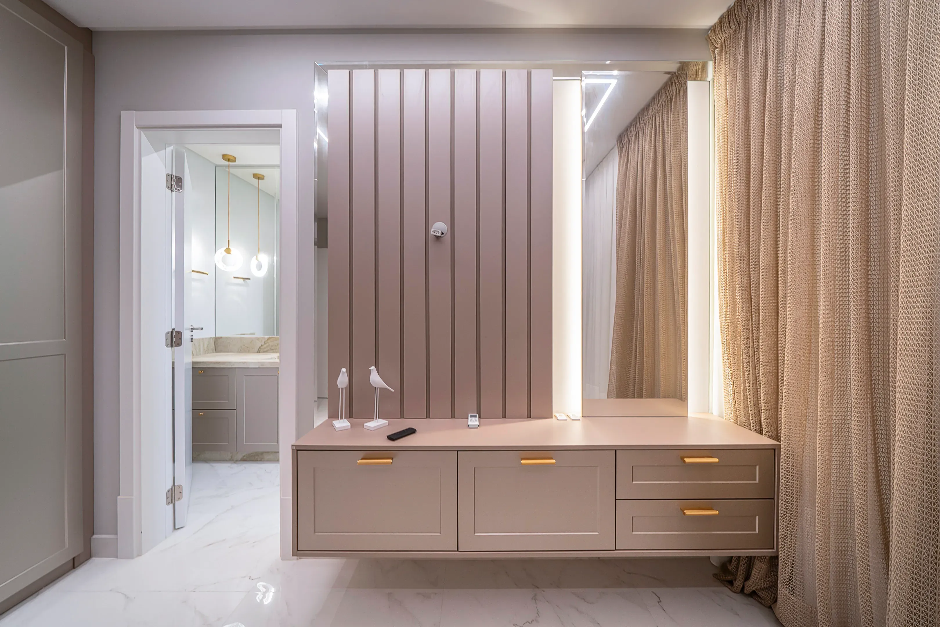 Apartamento com 3 dormitórios sendo 2 suítes e 2 vagas de garagem em Bombinhas/SC