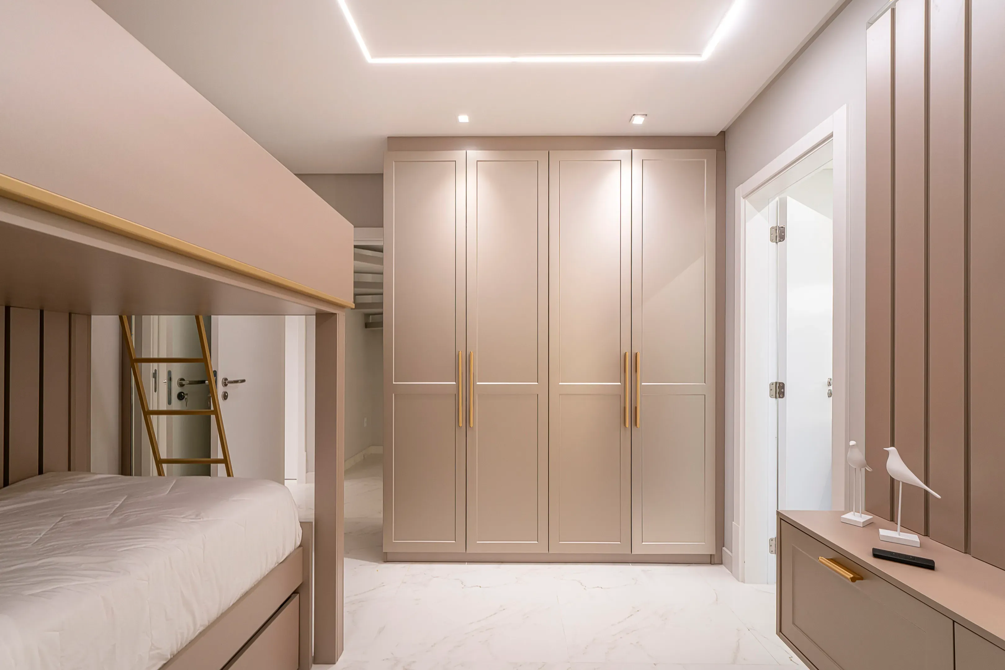 Apartamento com 3 dormitórios sendo 2 suítes e 2 vagas de garagem em Bombinhas/SC