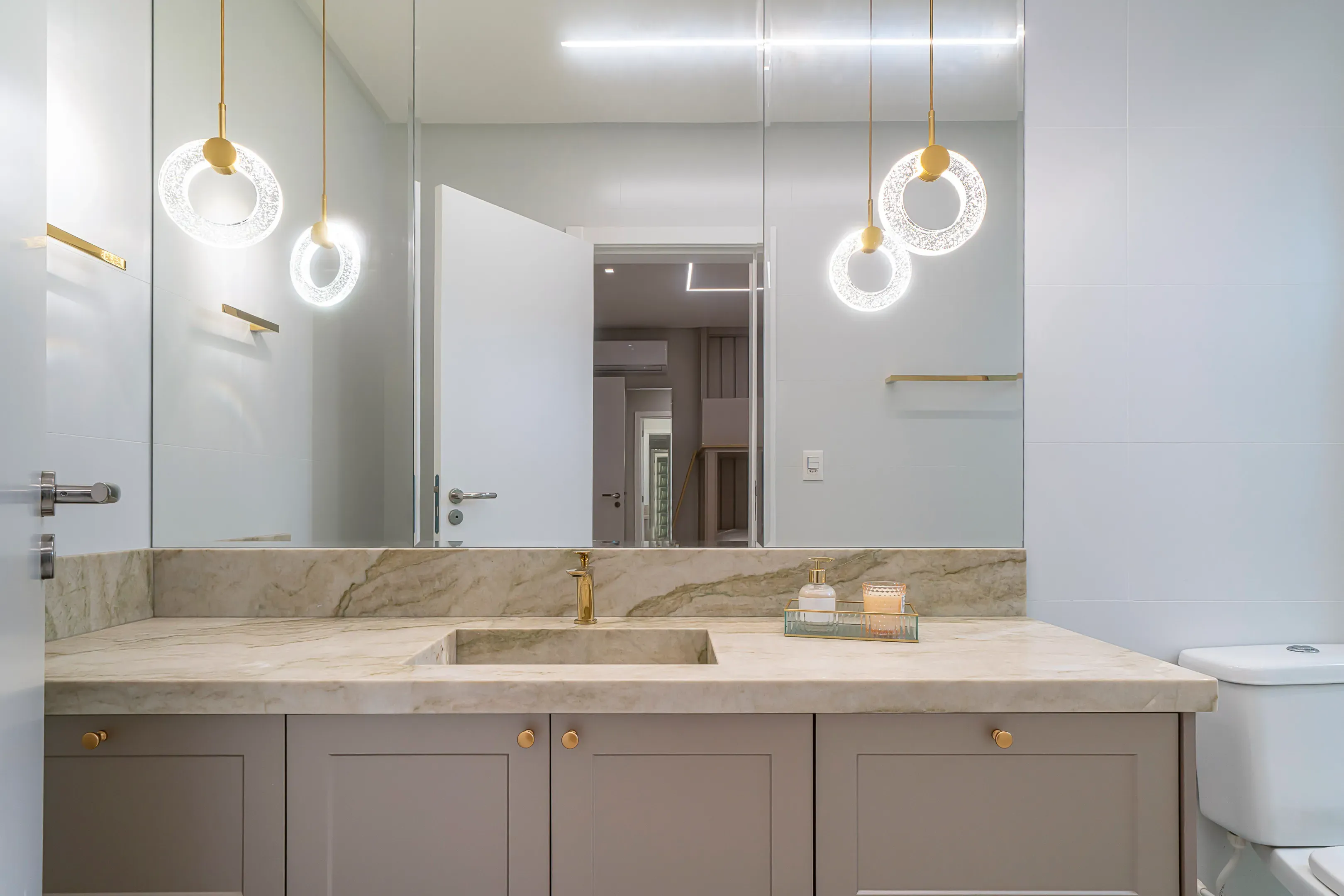 Apartamento com 3 dormitórios sendo 2 suítes e 2 vagas de garagem em Bombinhas/SC