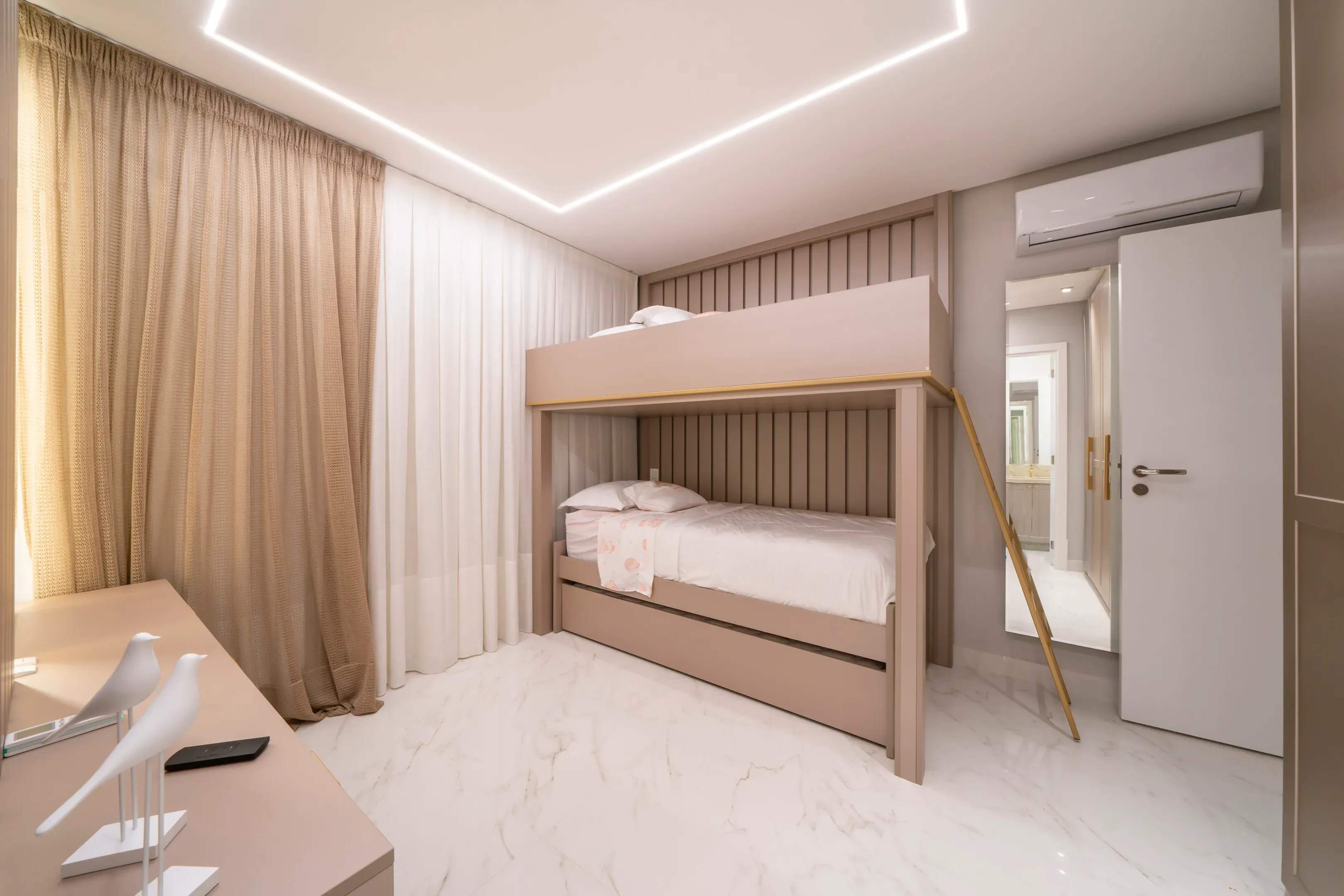 Apartamento com 3 dormitórios sendo 2 suítes e 2 vagas de garagem em Bombinhas/SC