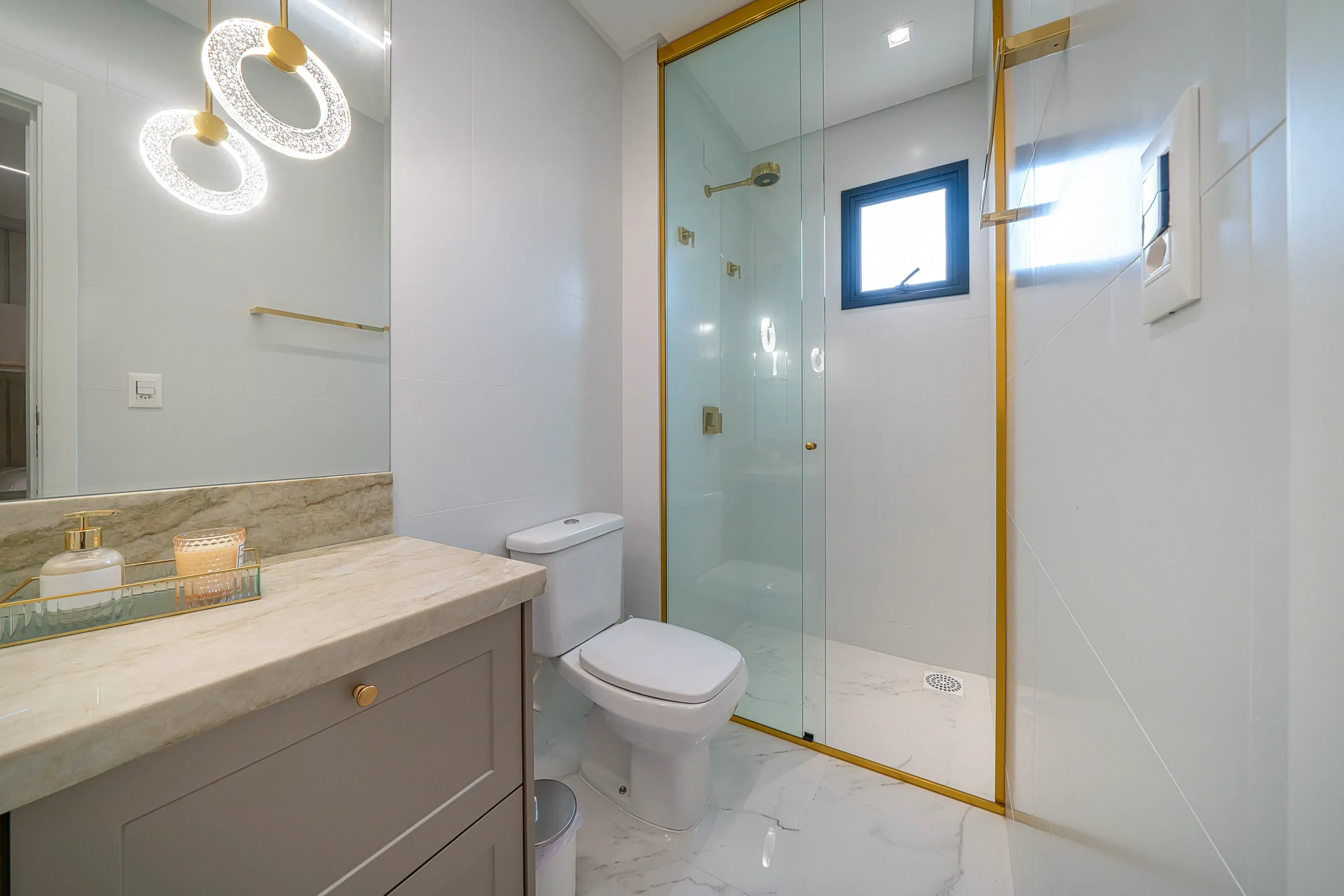 Apartamento com 3 dormitórios sendo 2 suítes e 2 vagas de garagem em Bombinhas/SC