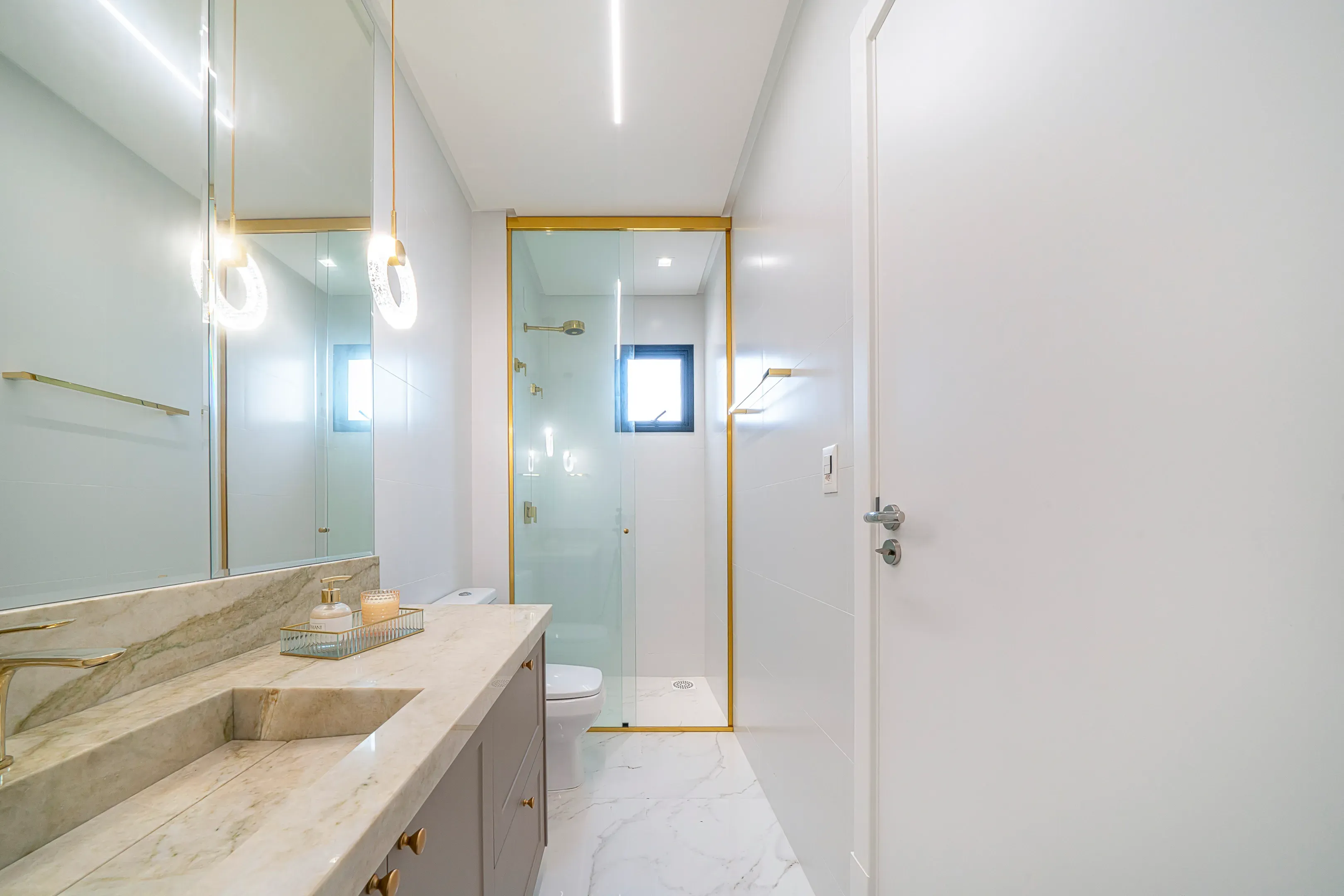 Apartamento com 3 dormitórios sendo 2 suítes e 2 vagas de garagem em Bombinhas/SC