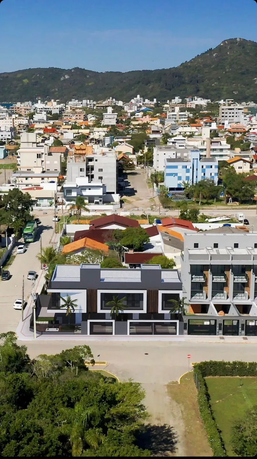 Casa com 2 dormitórios sendo 2 suítes e 1 vaga de garagem em Bombinhas/SC