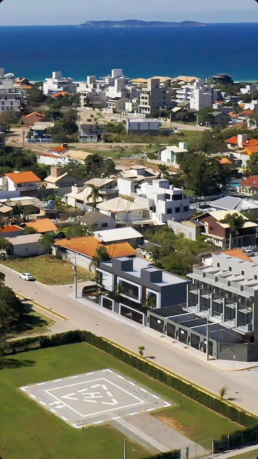 Casa com 2 dormitórios sendo 2 suítes e 1 vaga de garagem em Bombinhas/SC