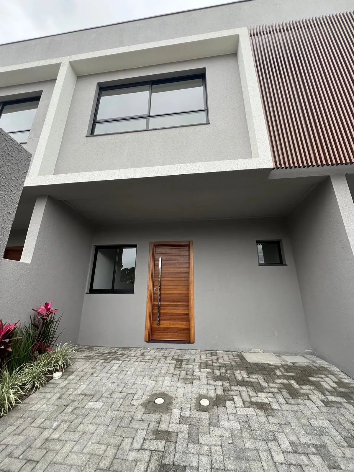 Casa com 2 dormitórios sendo 2 suítes e 1 vaga de garagem em Bombinhas/SC