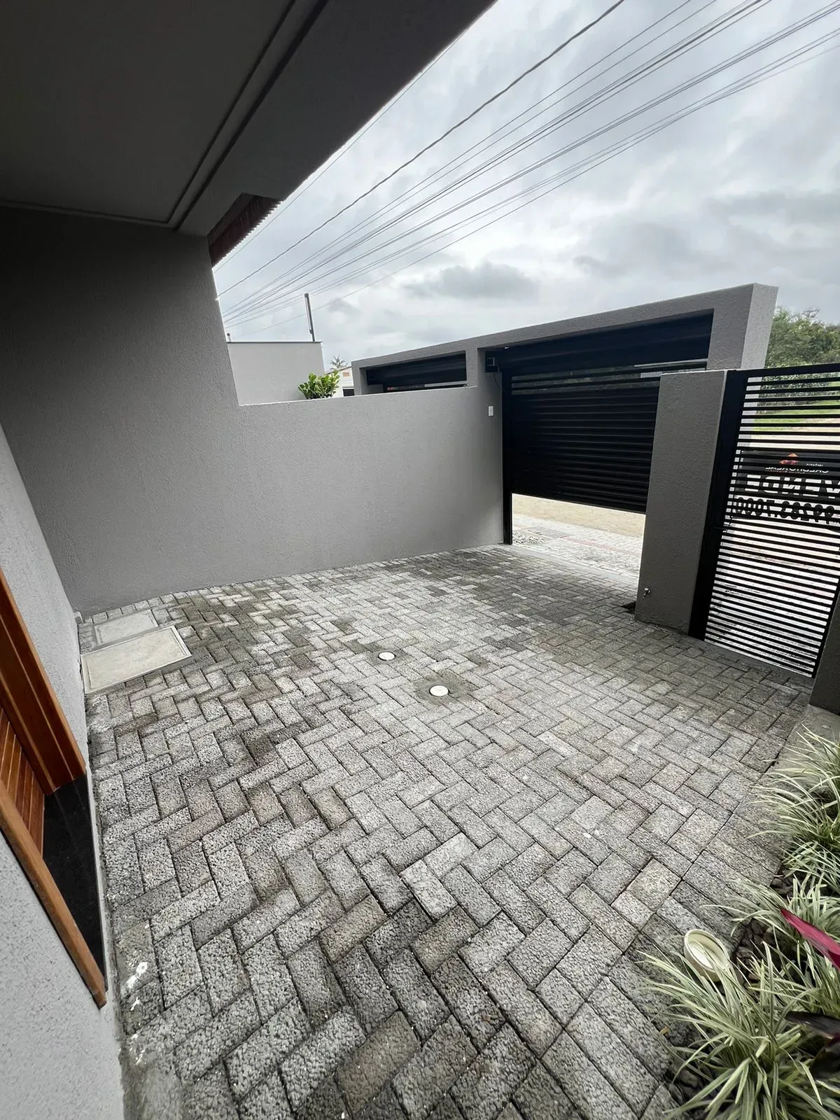 Casa com 2 dormitórios sendo 2 suítes e 1 vaga de garagem em Bombinhas/SC