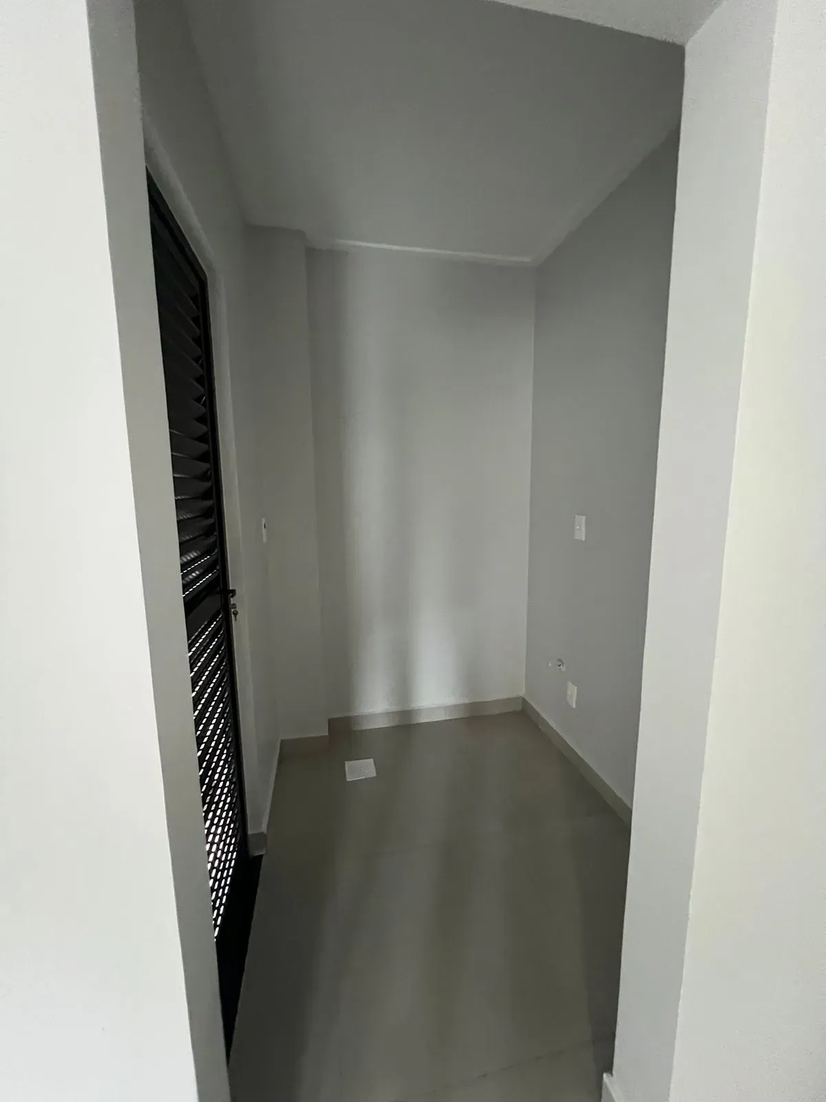 Casa com 2 dormitórios sendo 2 suítes e 1 vaga de garagem em Bombinhas/SC