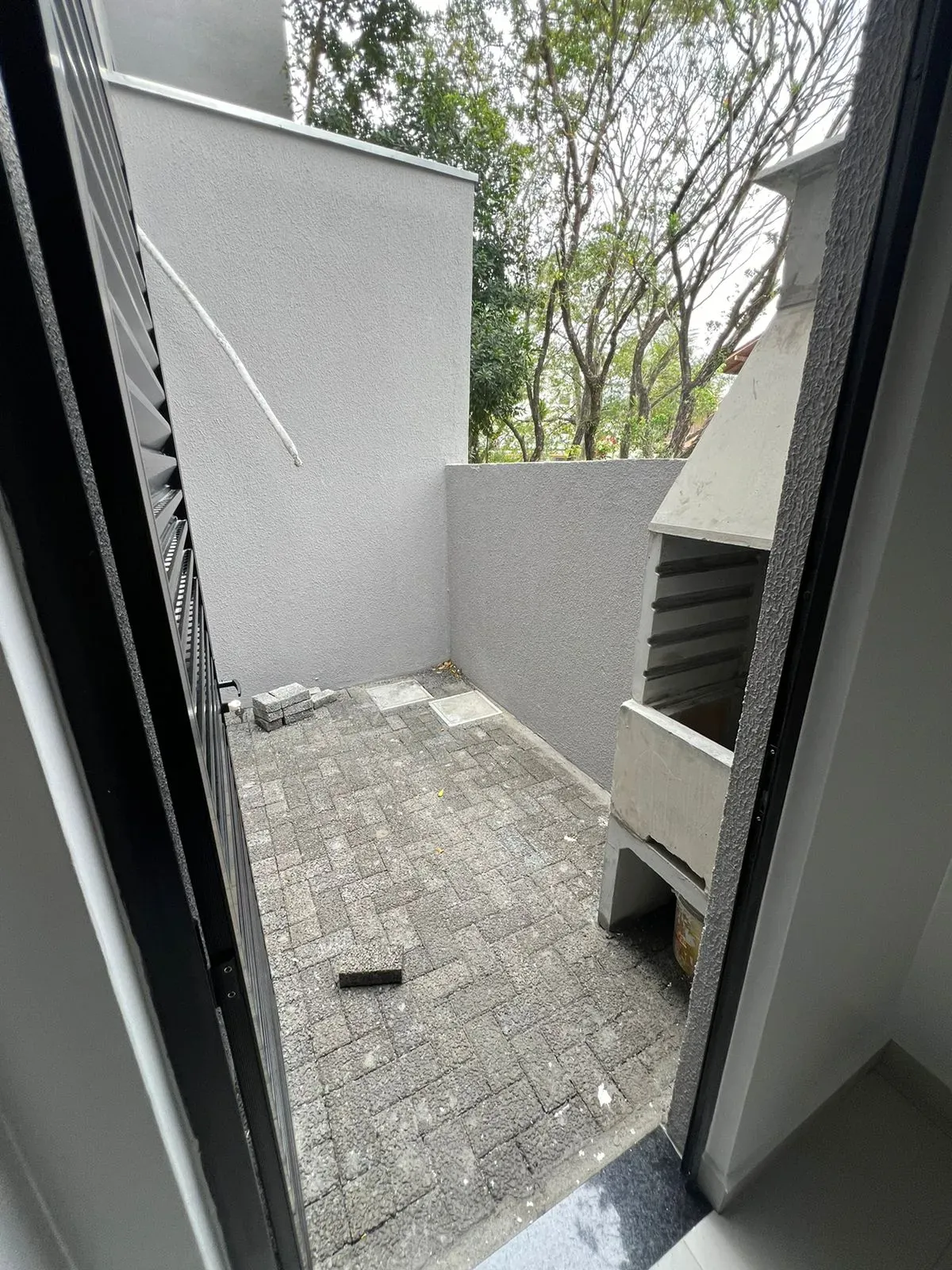 Casa com 2 dormitórios sendo 2 suítes e 1 vaga de garagem em Bombinhas/SC