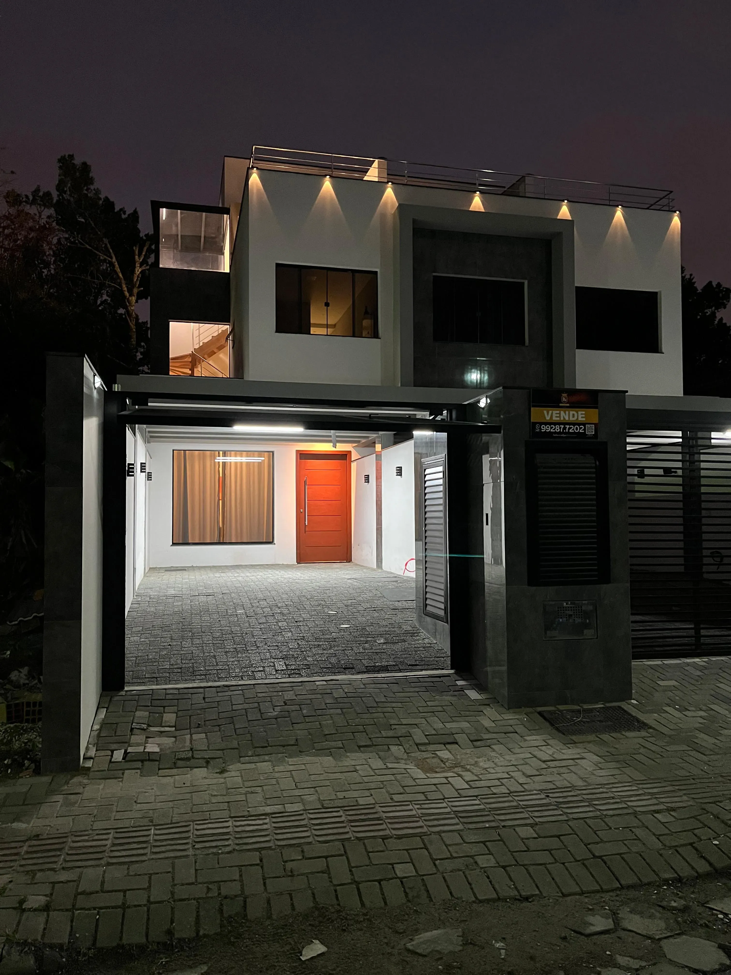 Sobrado mobiliado com 3 Dormitórios, 4 banheiros, 2 vagas de garagem em Mariscal,  Bombinhas