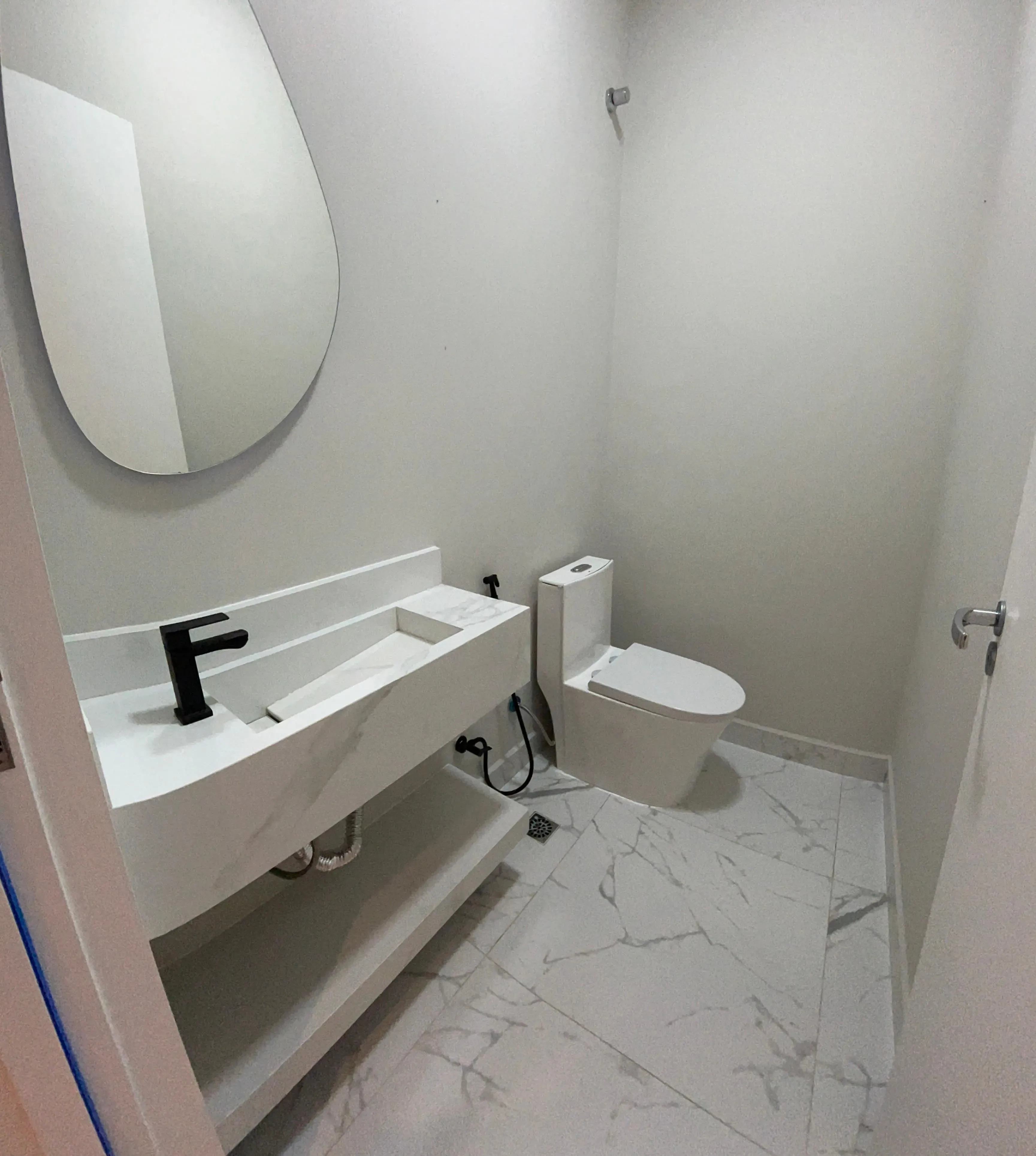 Sobrado mobiliado com 3 Dormitórios, 4 banheiros, 2 vagas de garagem em Mariscal,  Bombinhas